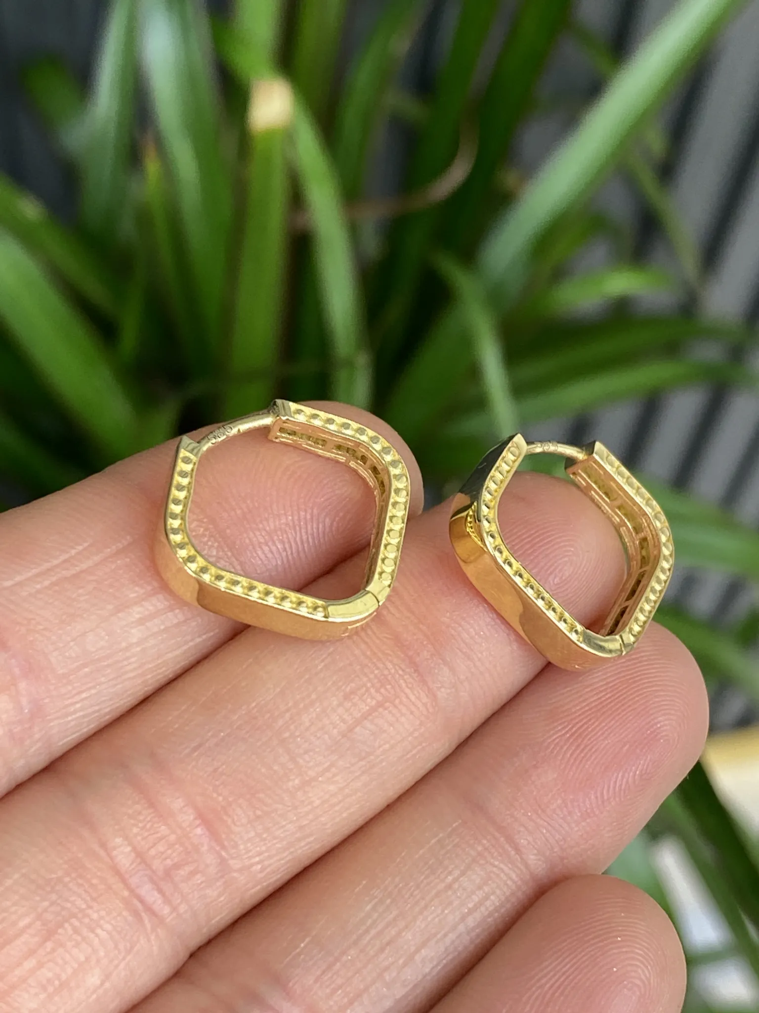 Favori Marka Kare Küpe