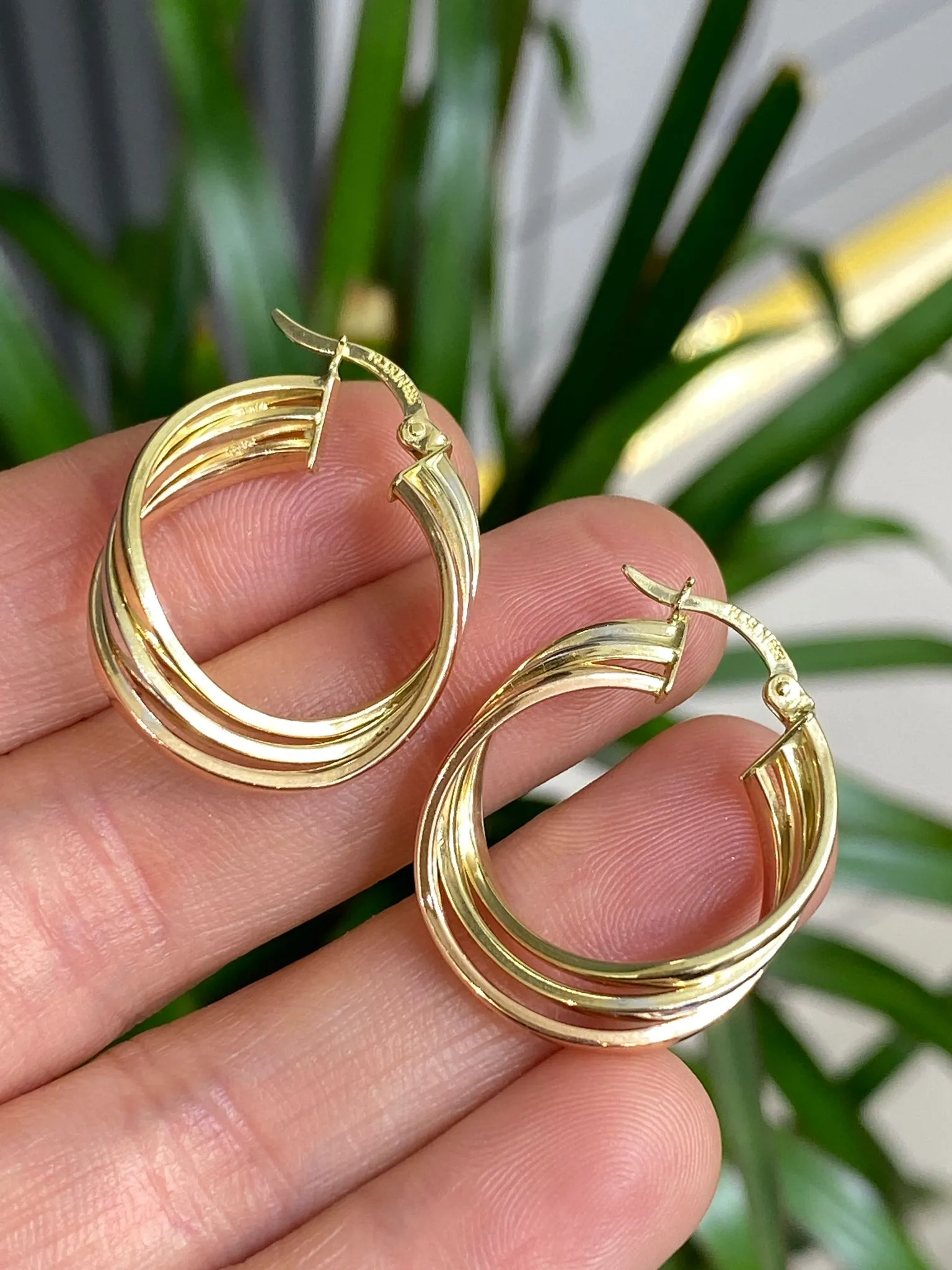 Favori Marka Üç Renkli Halka Model Küpe