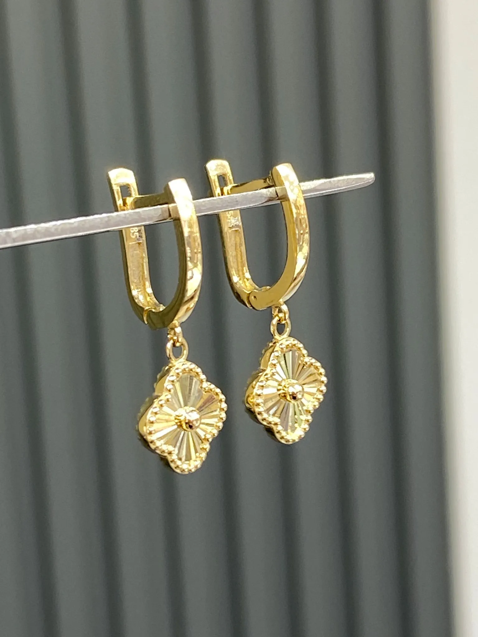 Favori Marka Yonca Model Küpe