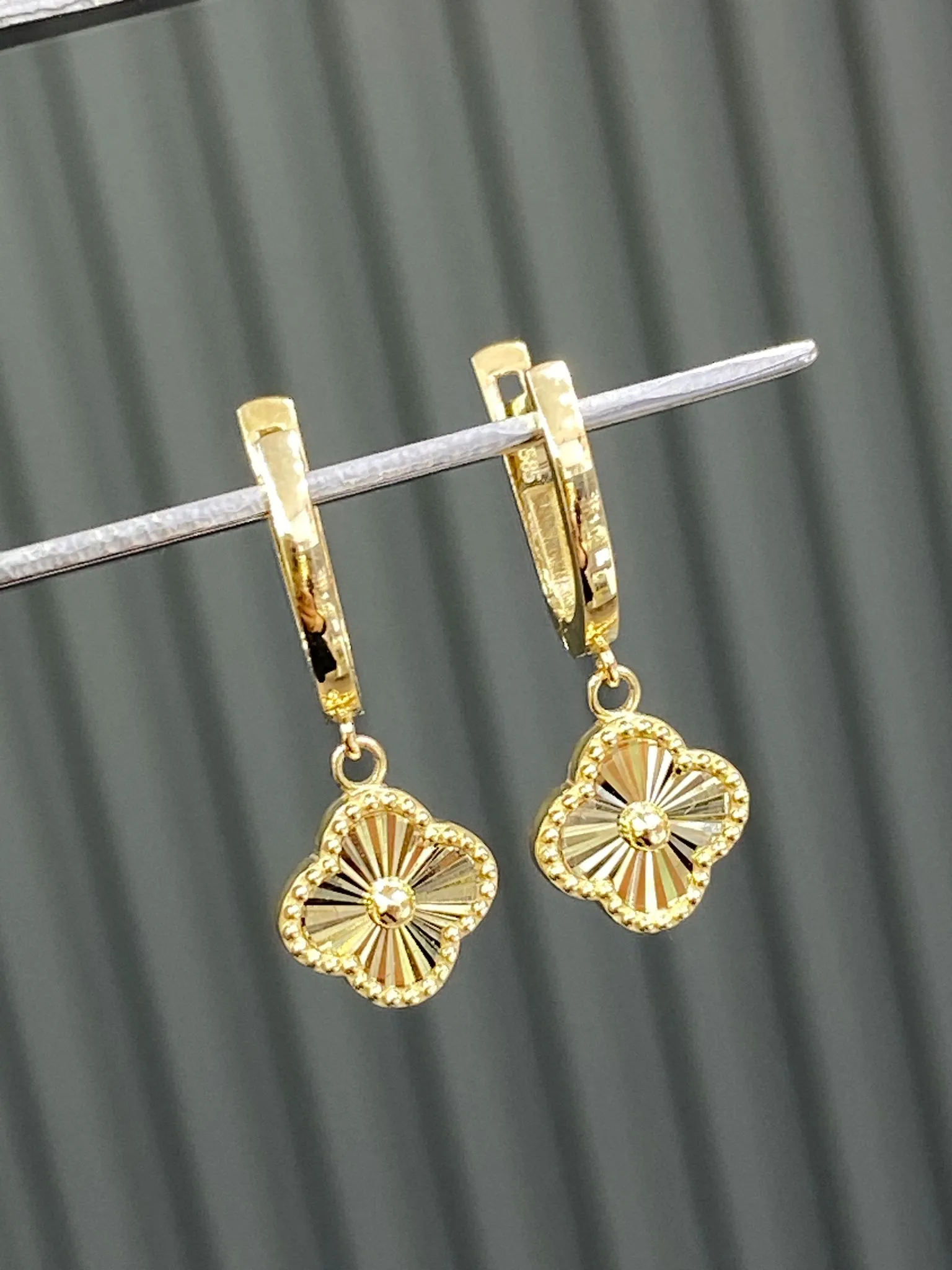 Favori Marka Yonca Model Küpe