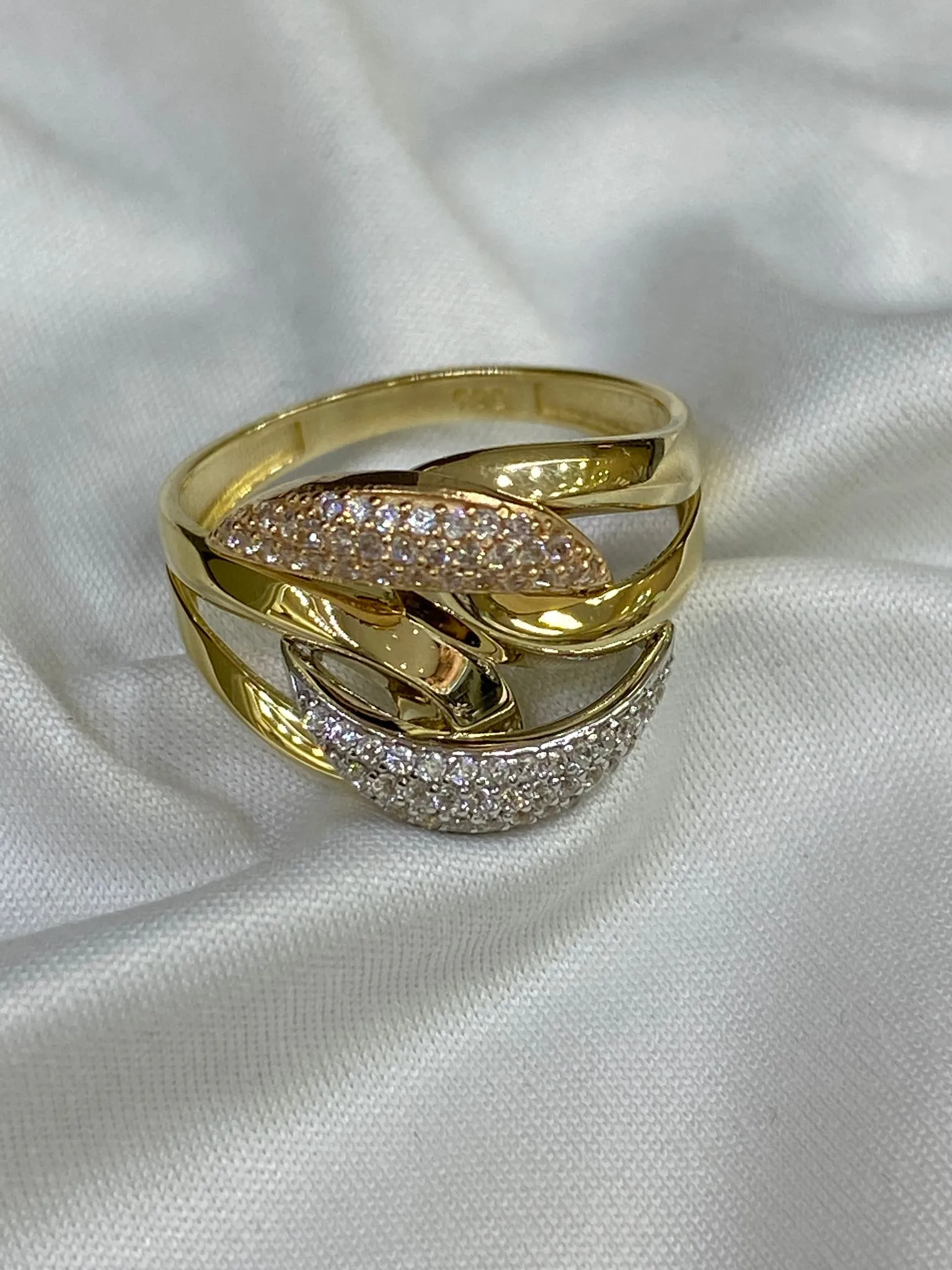 Favori Marka Taşlı Üç Renkli Model Yüzük