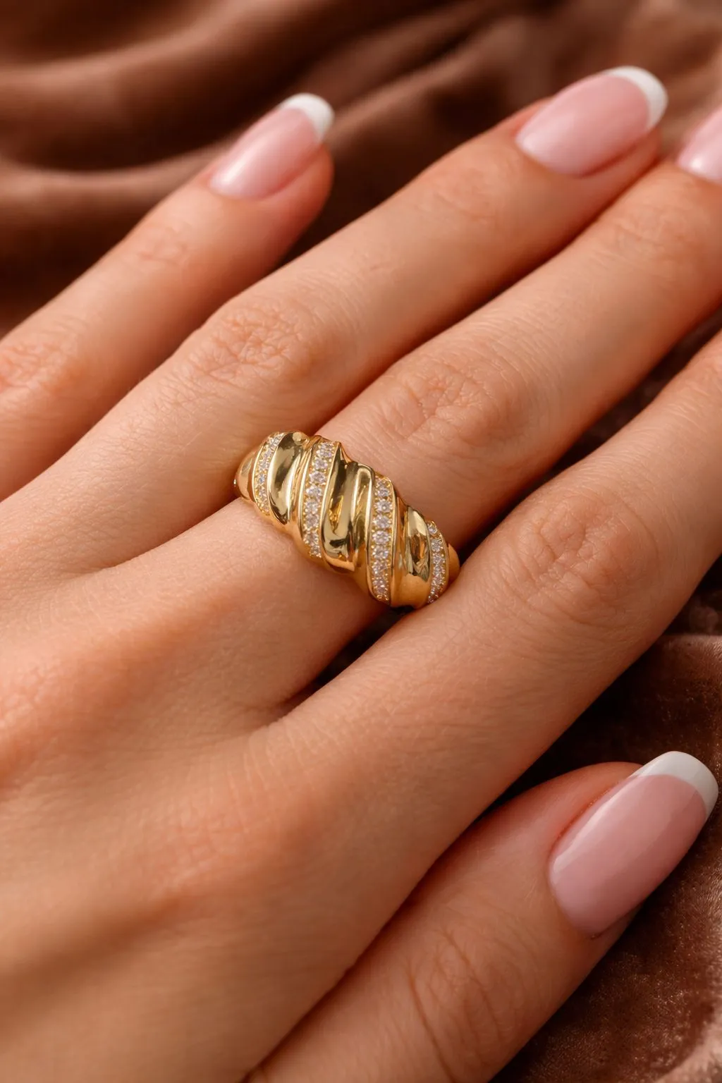 Favori Marka Taşlı İstiridye Model Yüzük