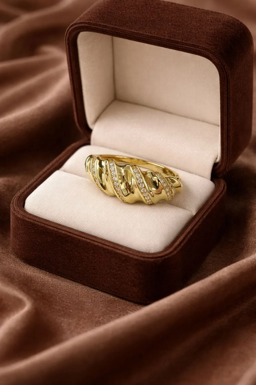 Favori Marka Taşlı İstiridye Model Yüzük