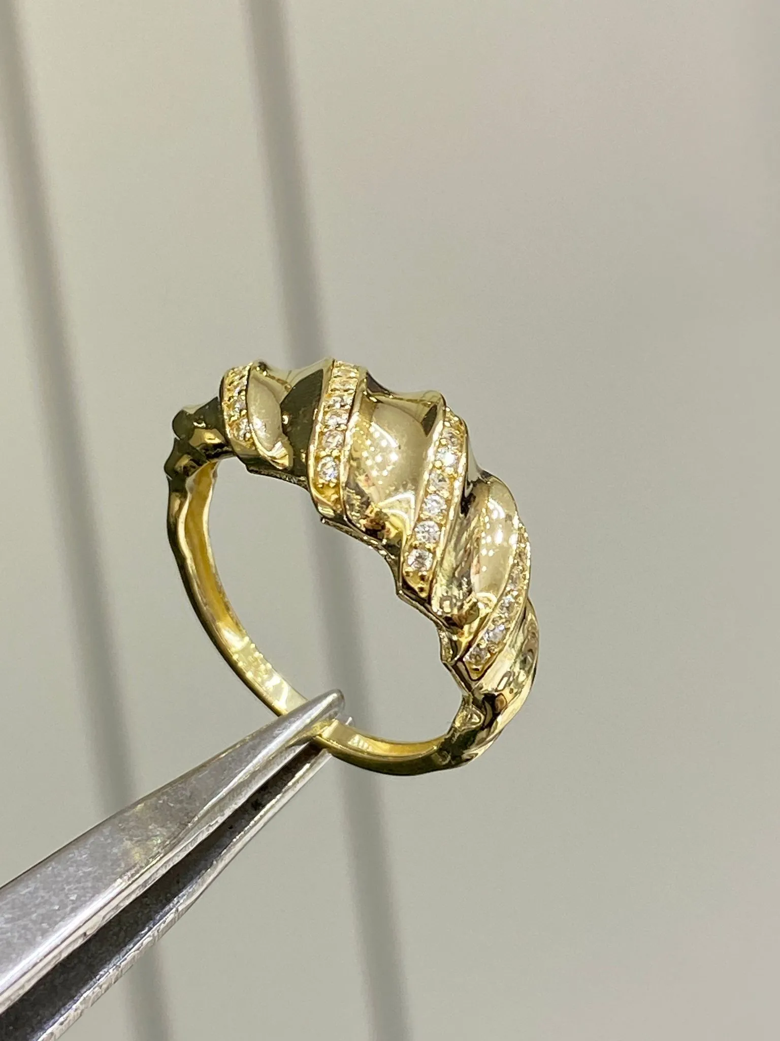 Favori Marka Taşlı İstiridye Model Yüzük