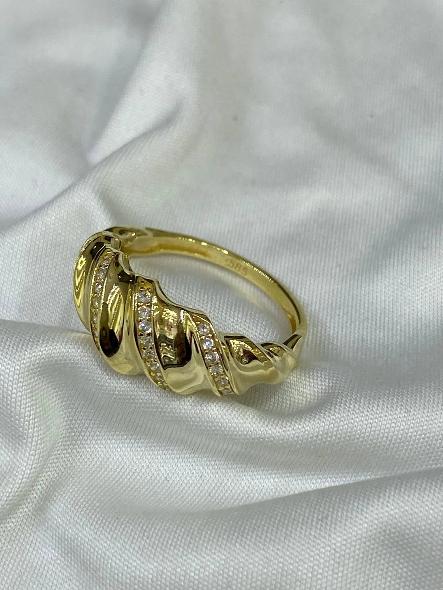 Favori Marka Taşlı İstiridye Model Yüzük