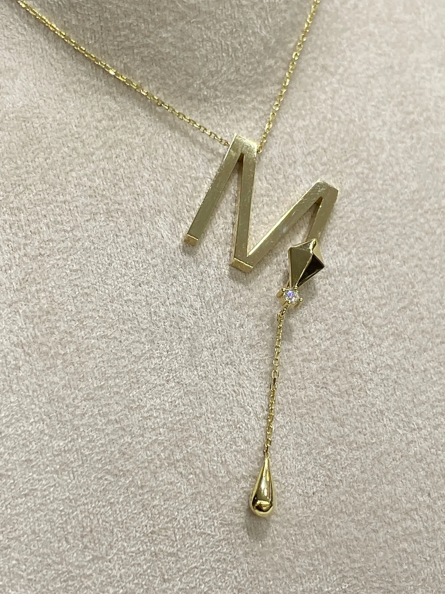 Favori Marka M Harfi Model Kolye