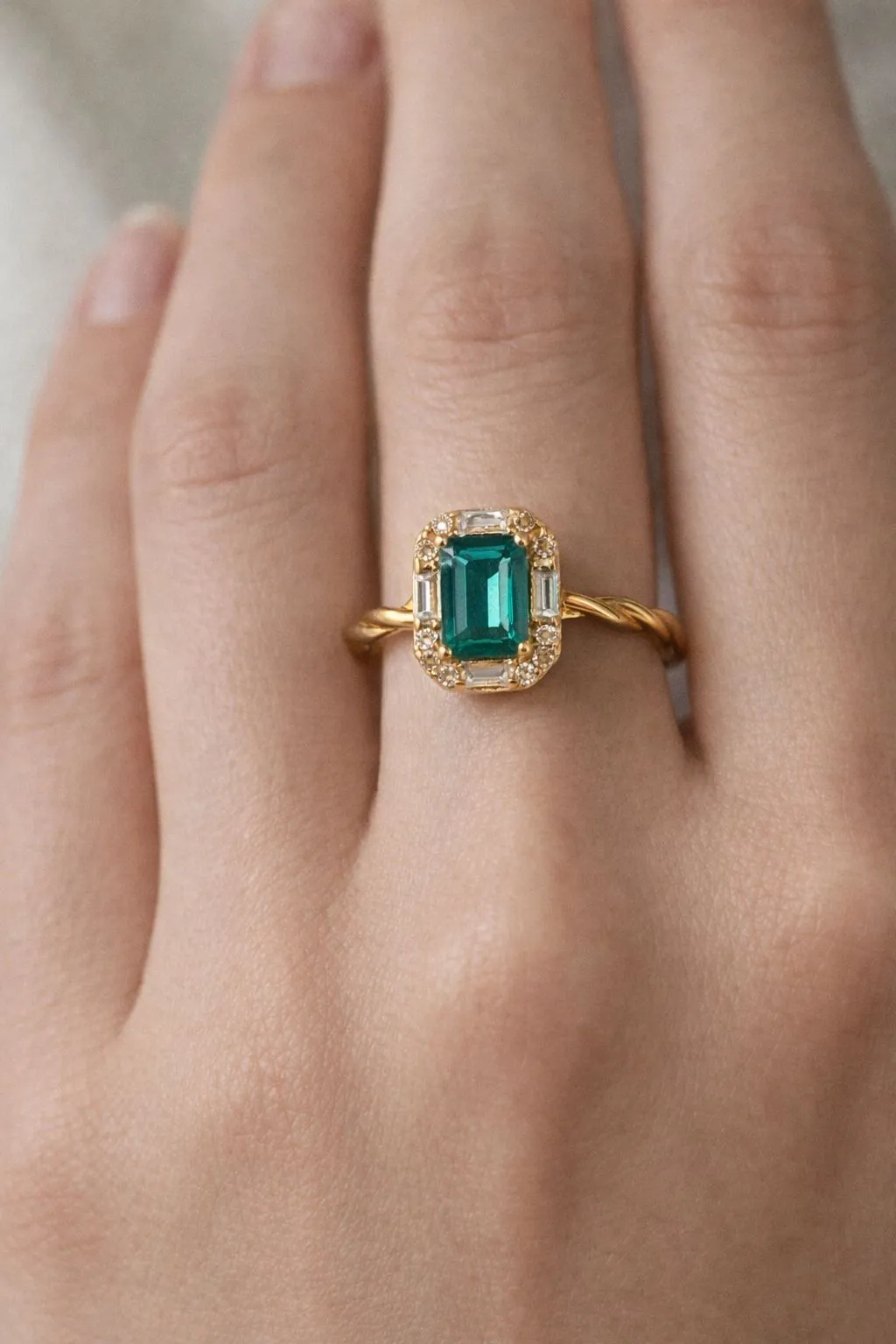 Favori Marka Yeşil Taşlı Baget Model Yüzük