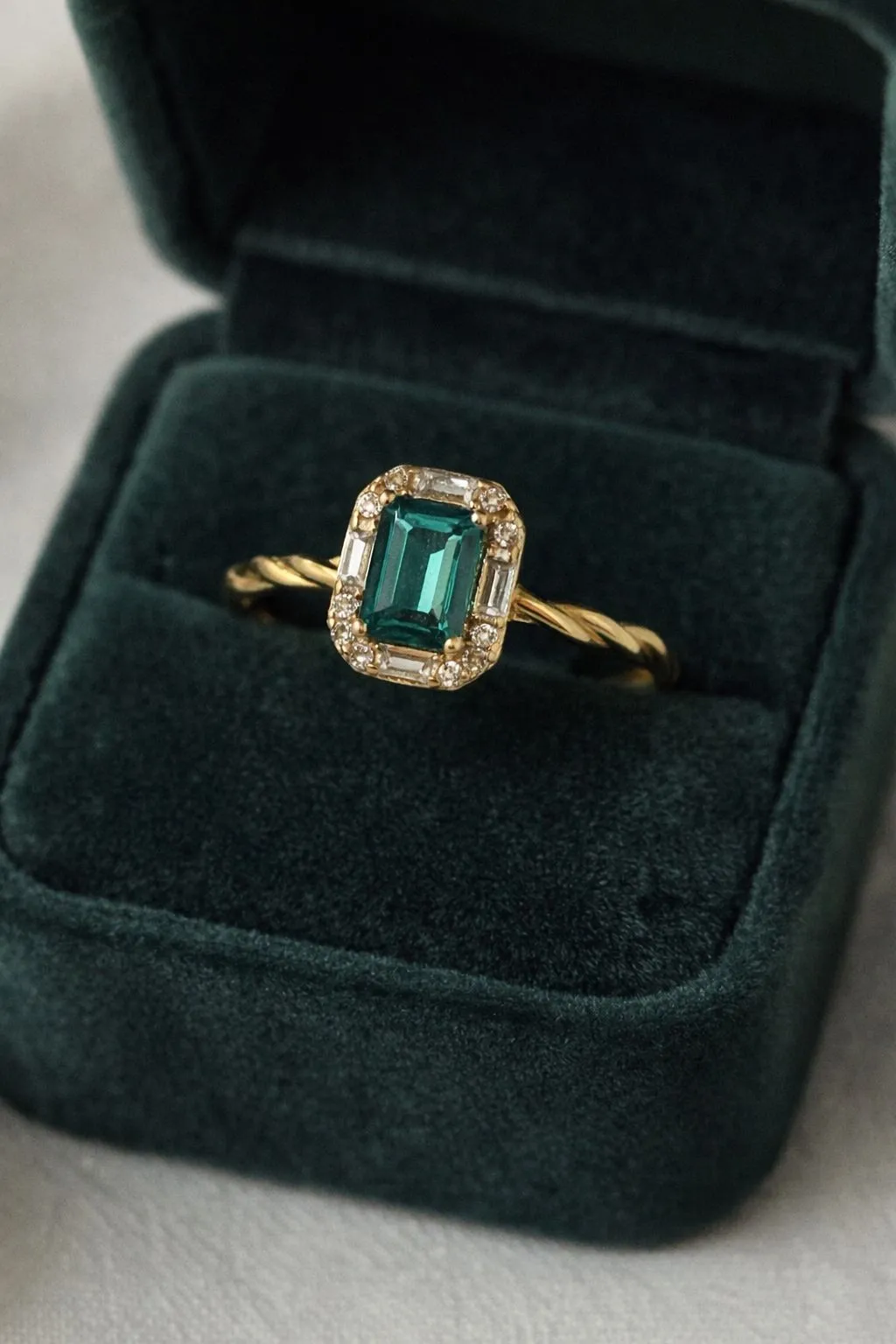 Favori Marka Yeşil Taşlı Baget Model Yüzük