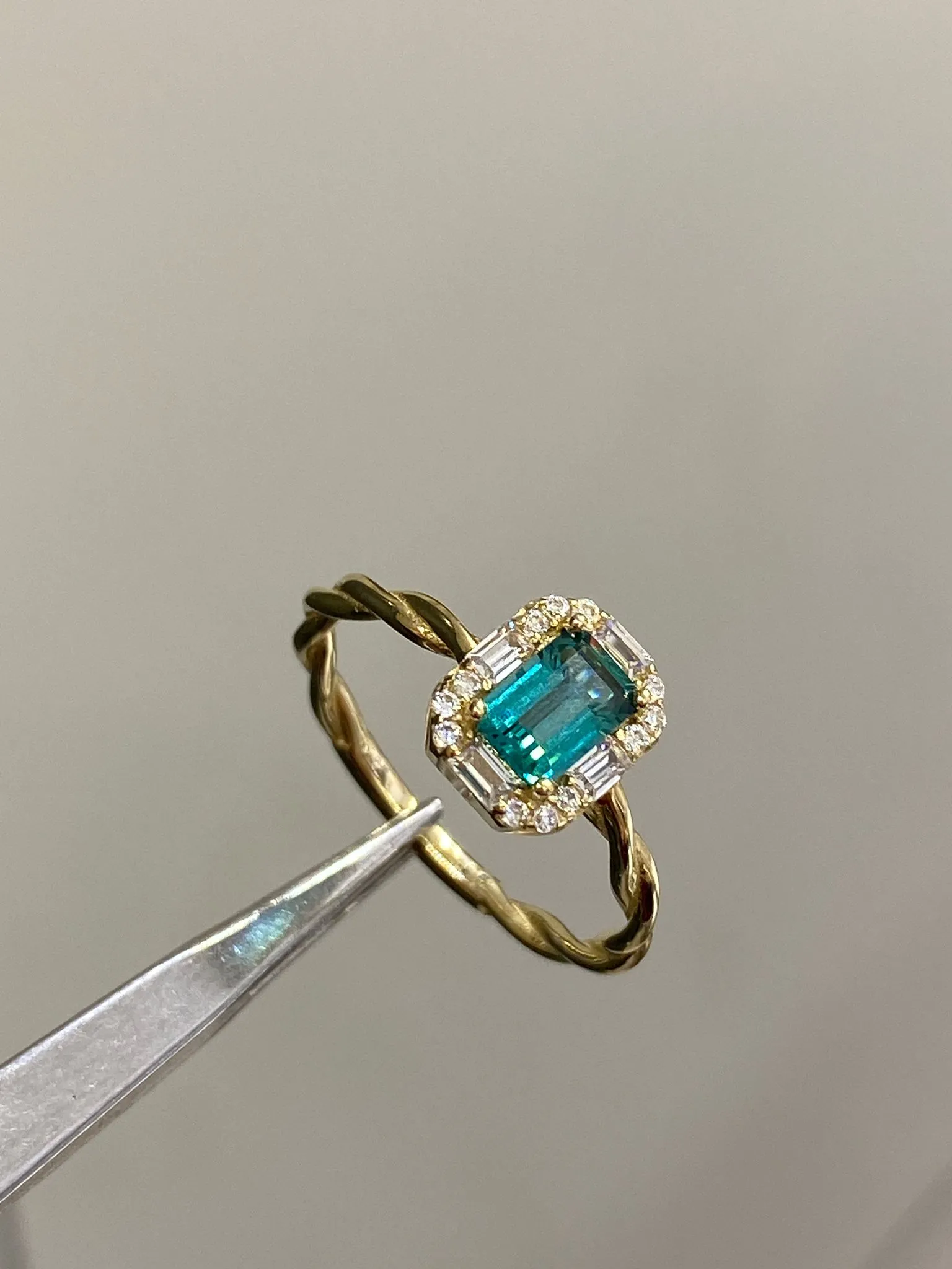 Favori Marka Yeşil Taşlı Baget Model Yüzük