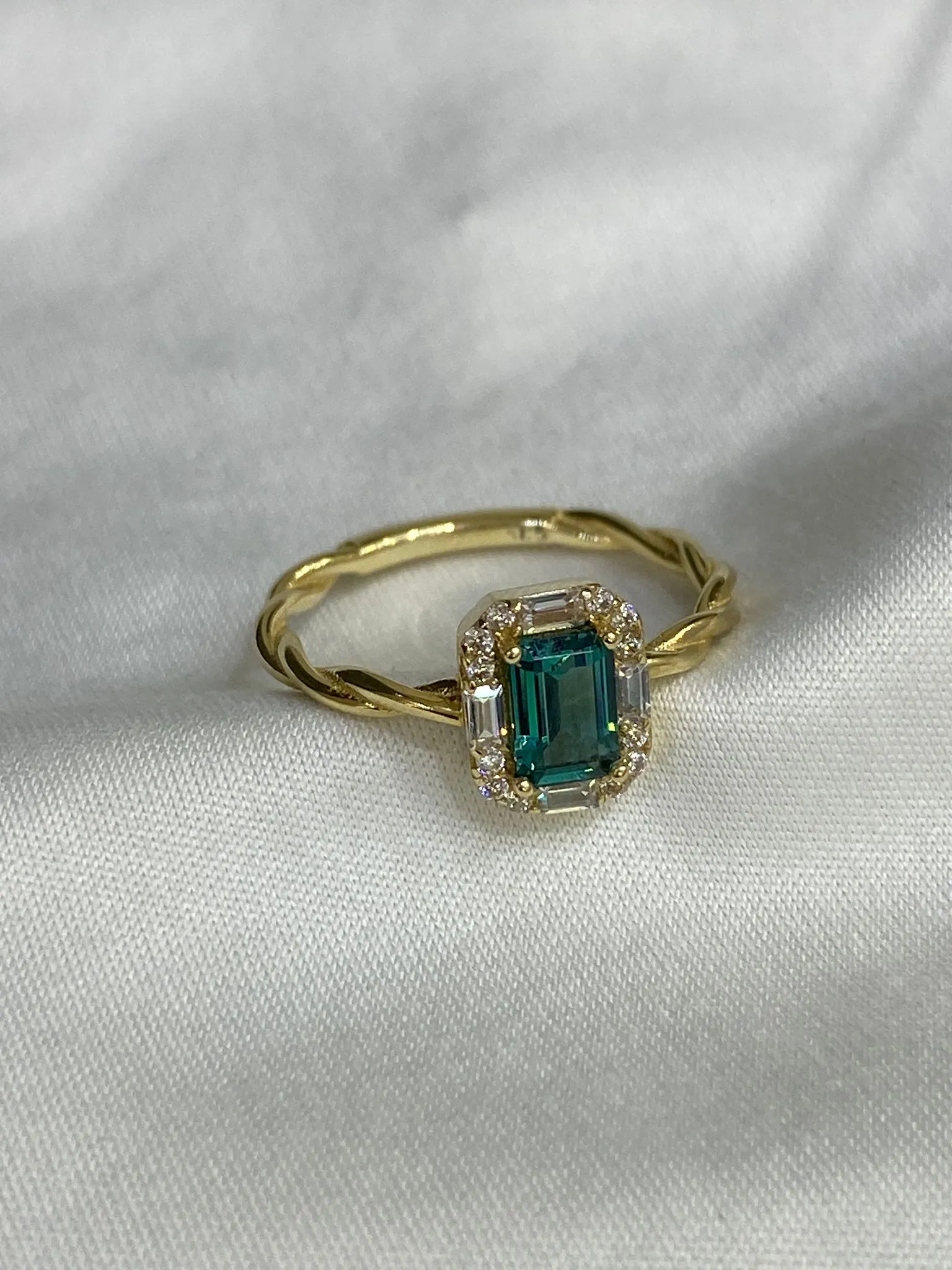 Favori Marka Yeşil Taşlı Baget Model Yüzük