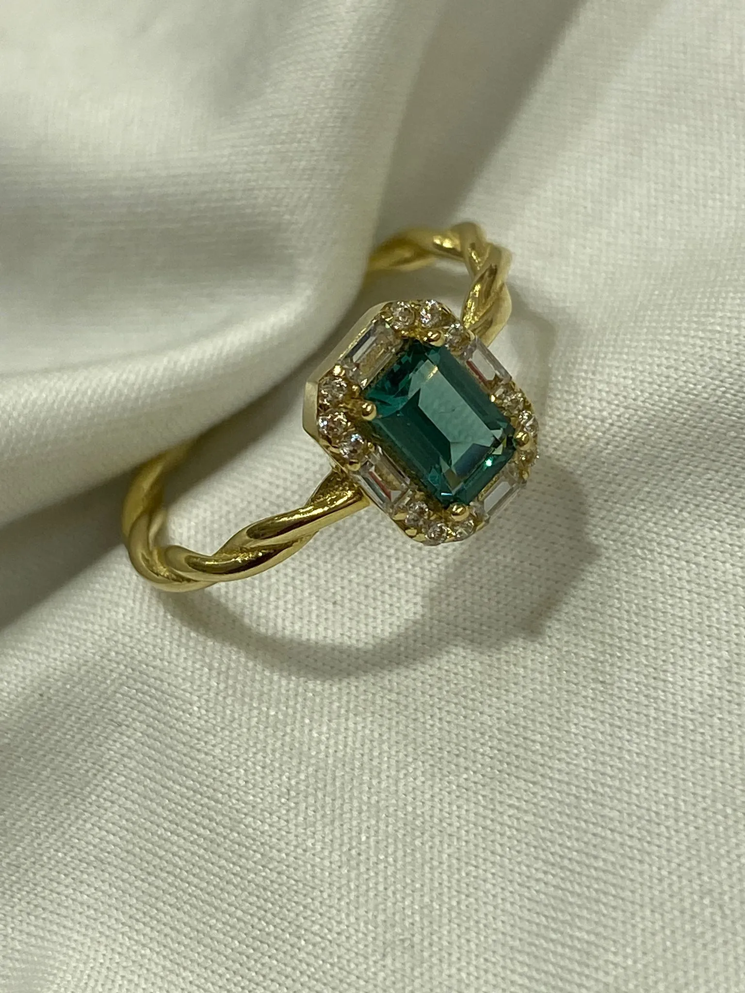 Favori Marka Yeşil Taşlı Baget Model Yüzük