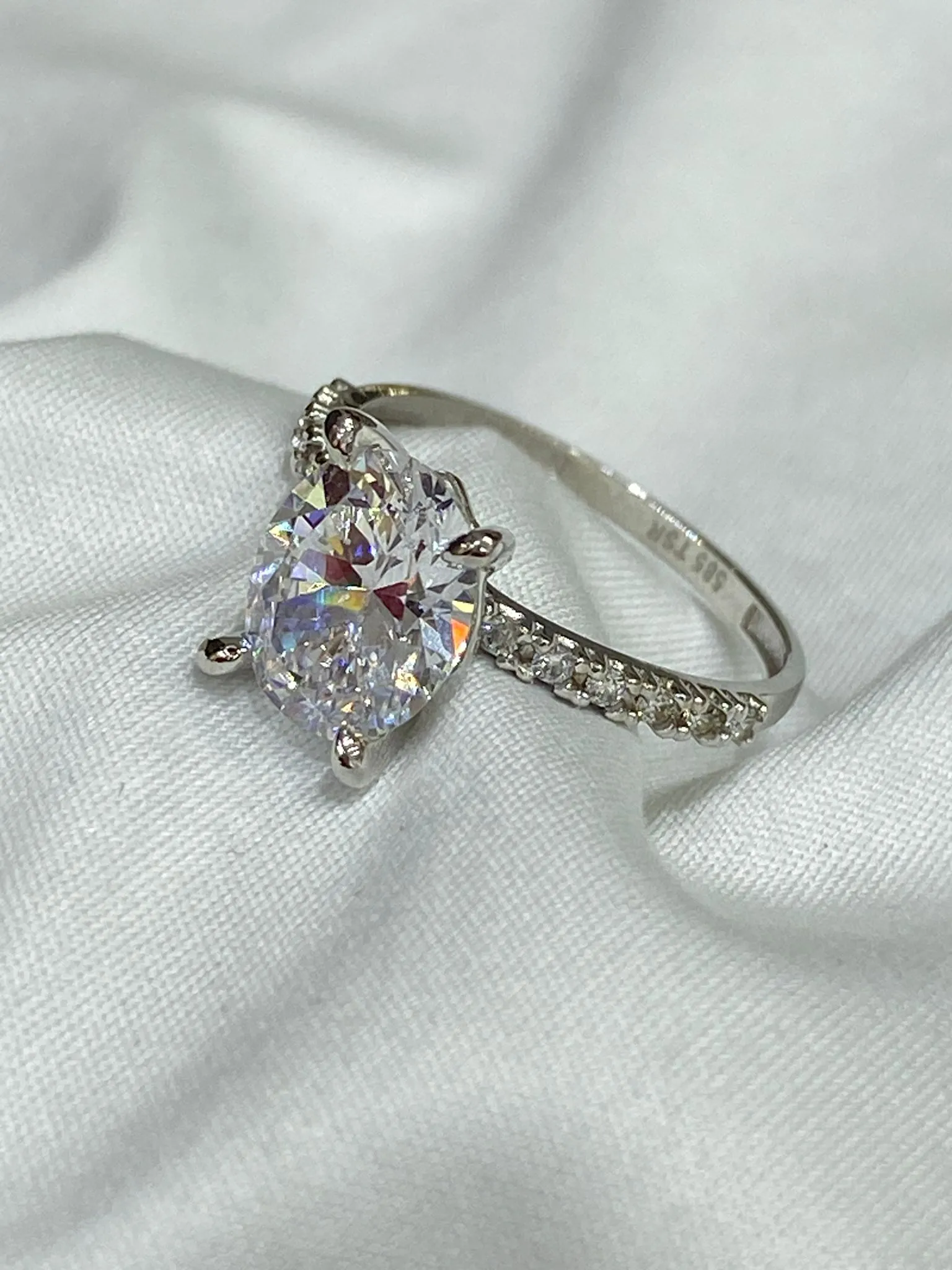 Favori Marka Oval Taşlı Model Yüzük