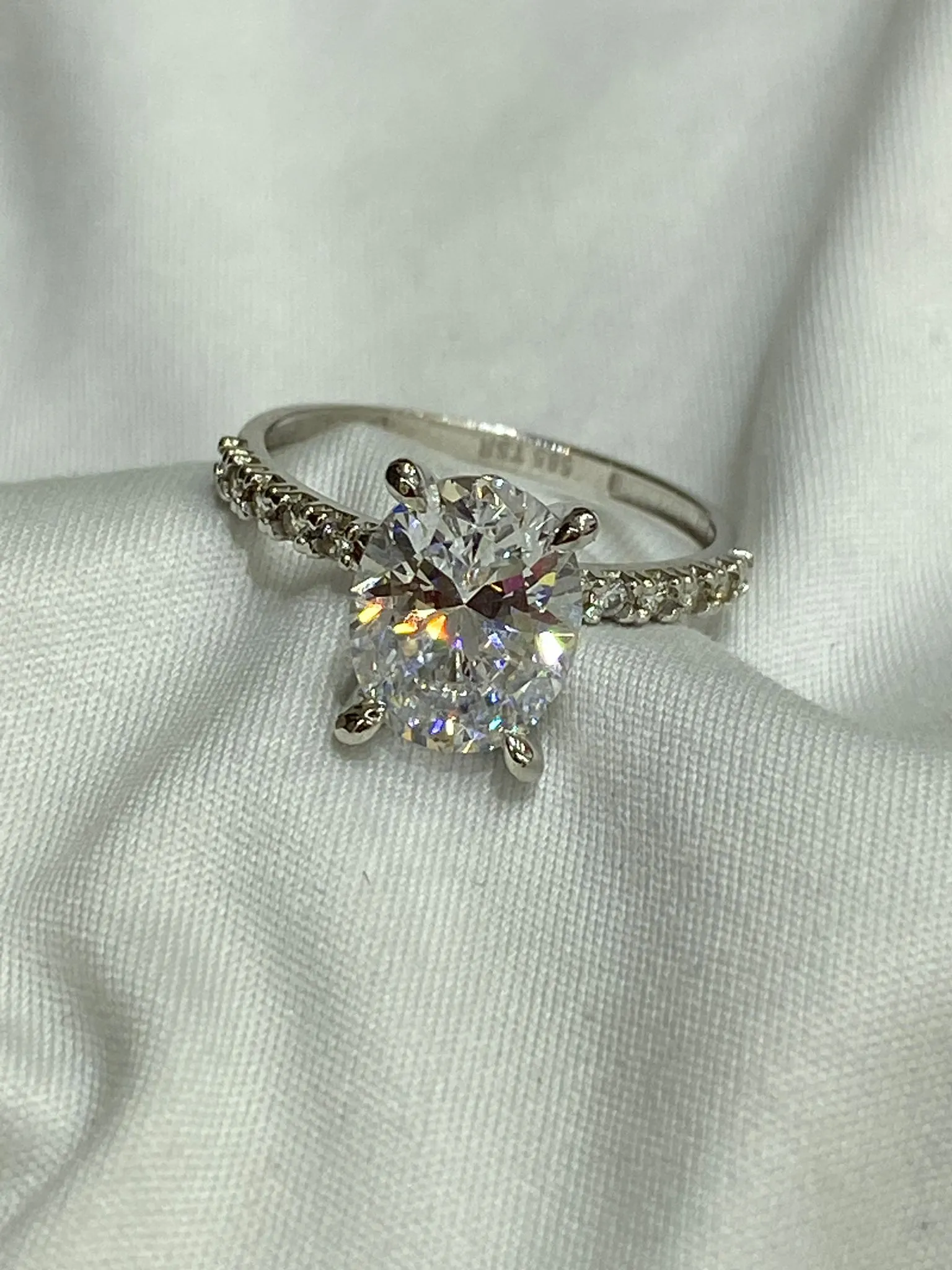 Favori Marka Oval Taşlı Model Yüzük