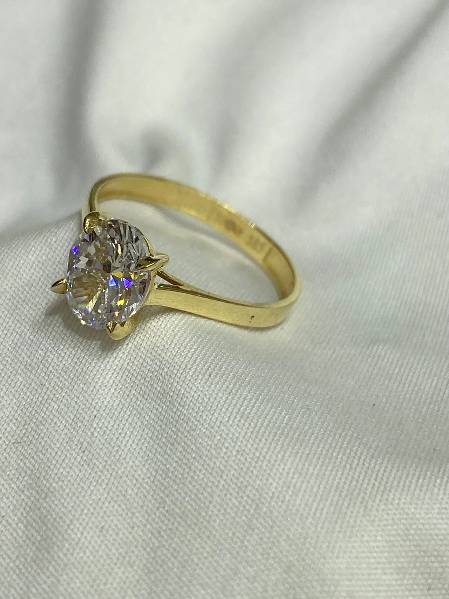 Favori Marka Oval Taşlı Model Yüzük