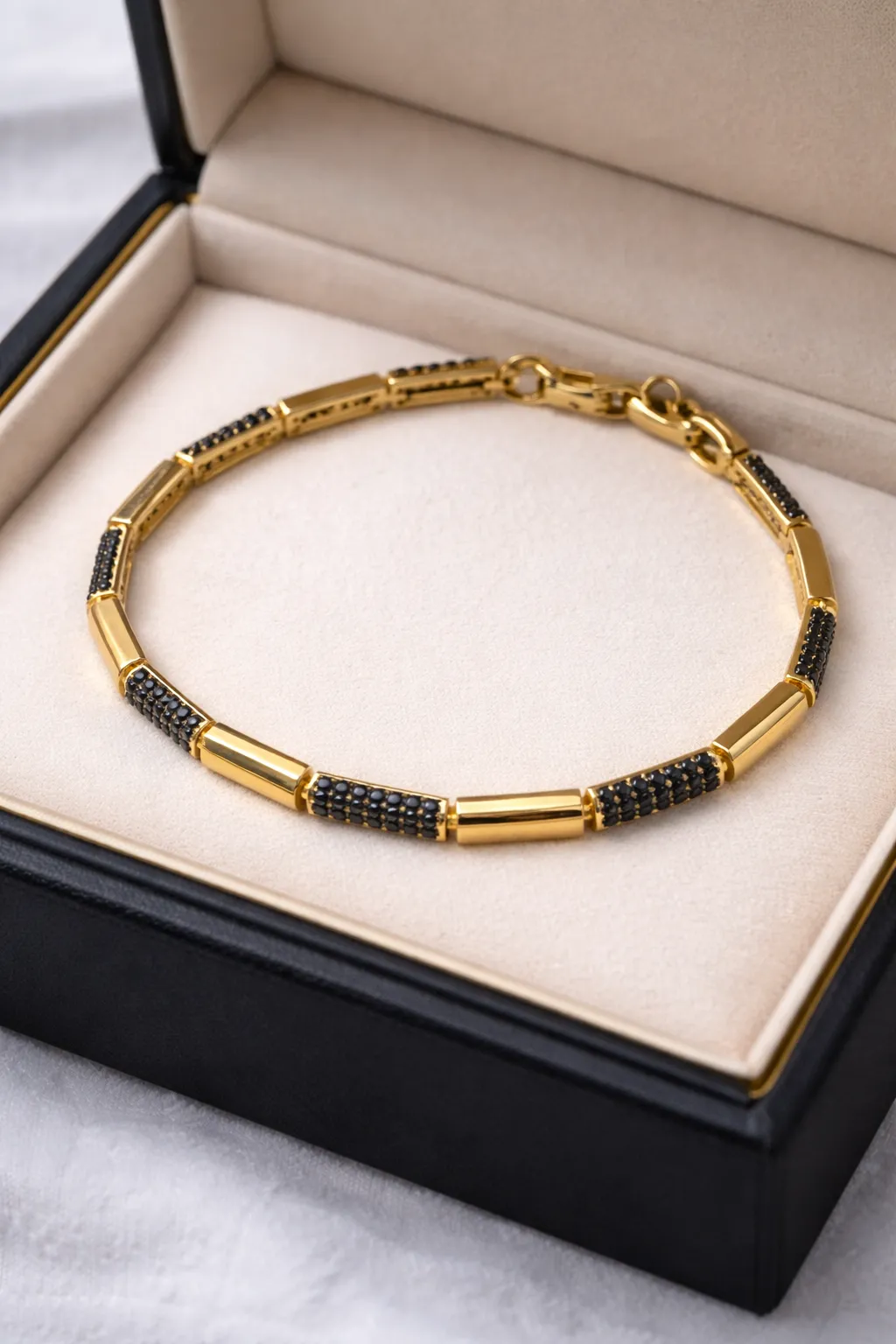 Favori Marka Siyah Taşlı Bileklik 