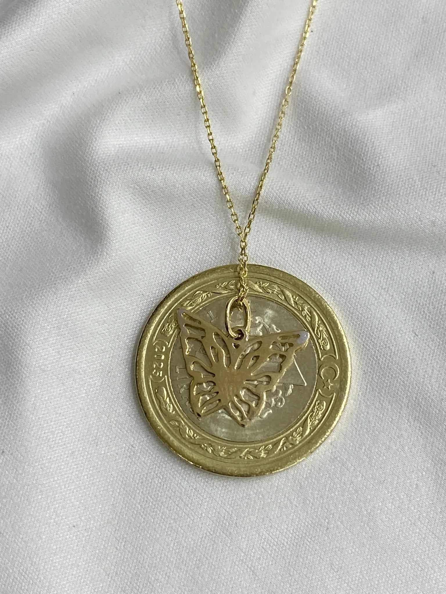 Favori Marka Kelebekli Model Kolye