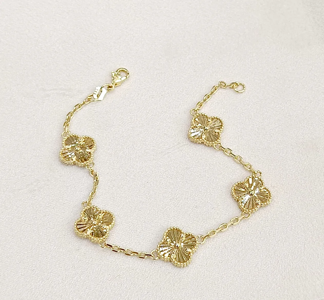 Favori Marka Yonca Model Bileklik