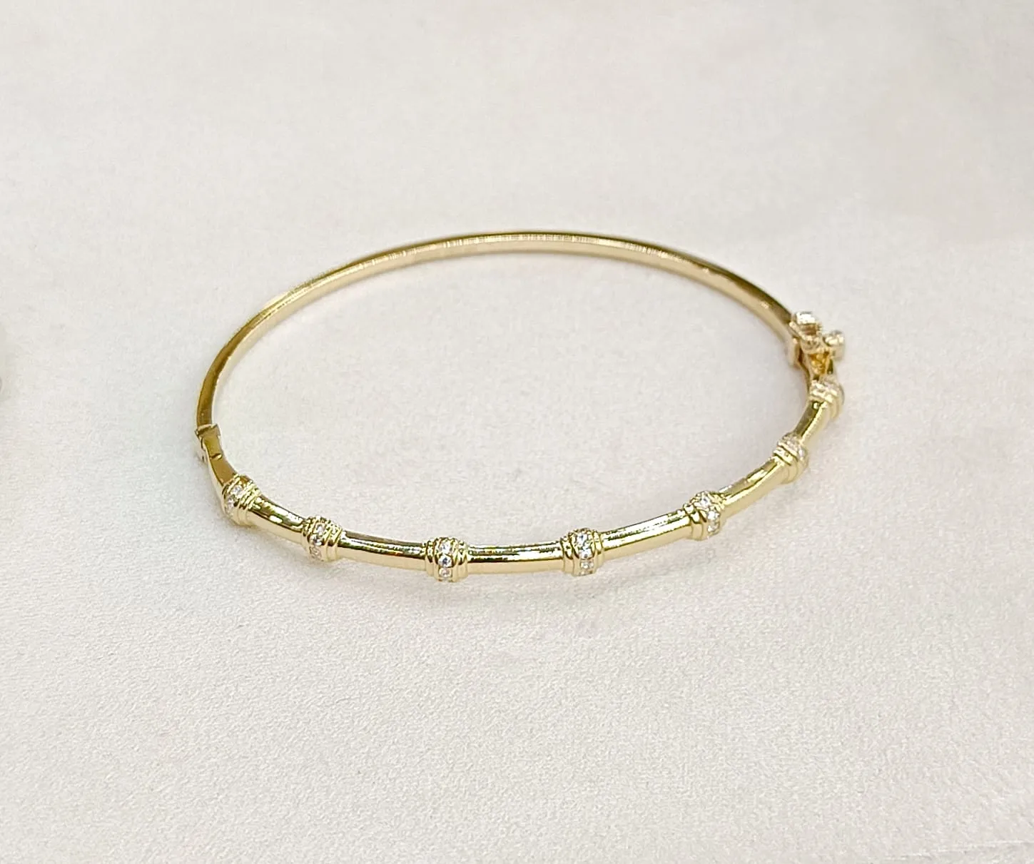 Favori Marka Beyaz Taşlı Tasarım Kelepçe