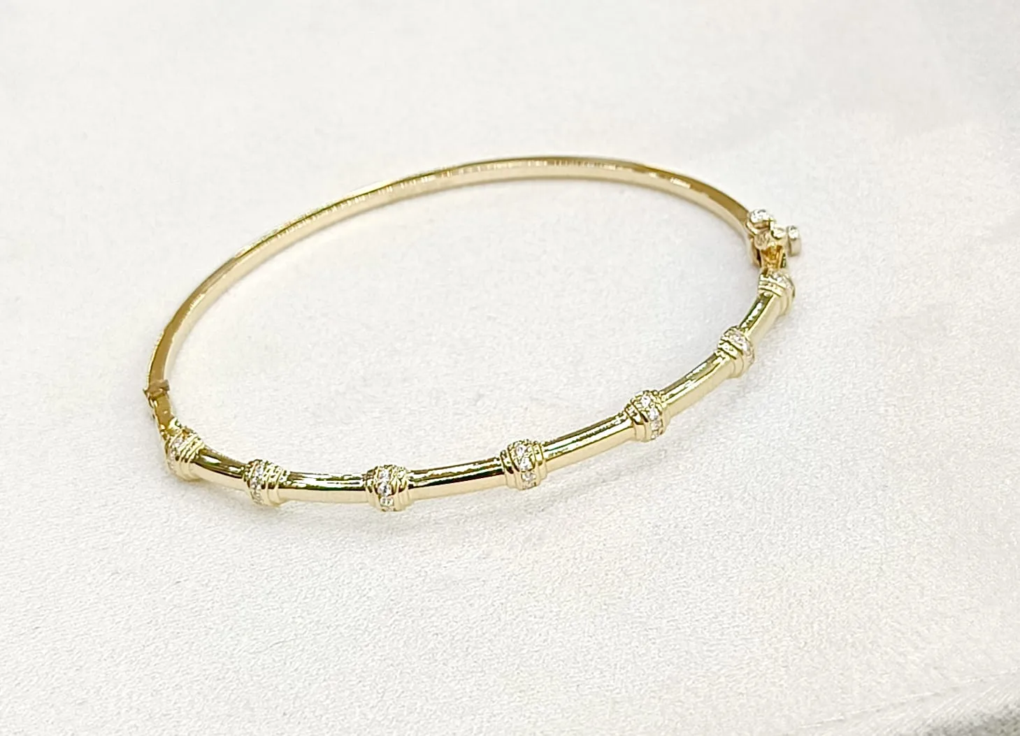 Favori Marka Beyaz Taşlı Tasarım Kelepçe