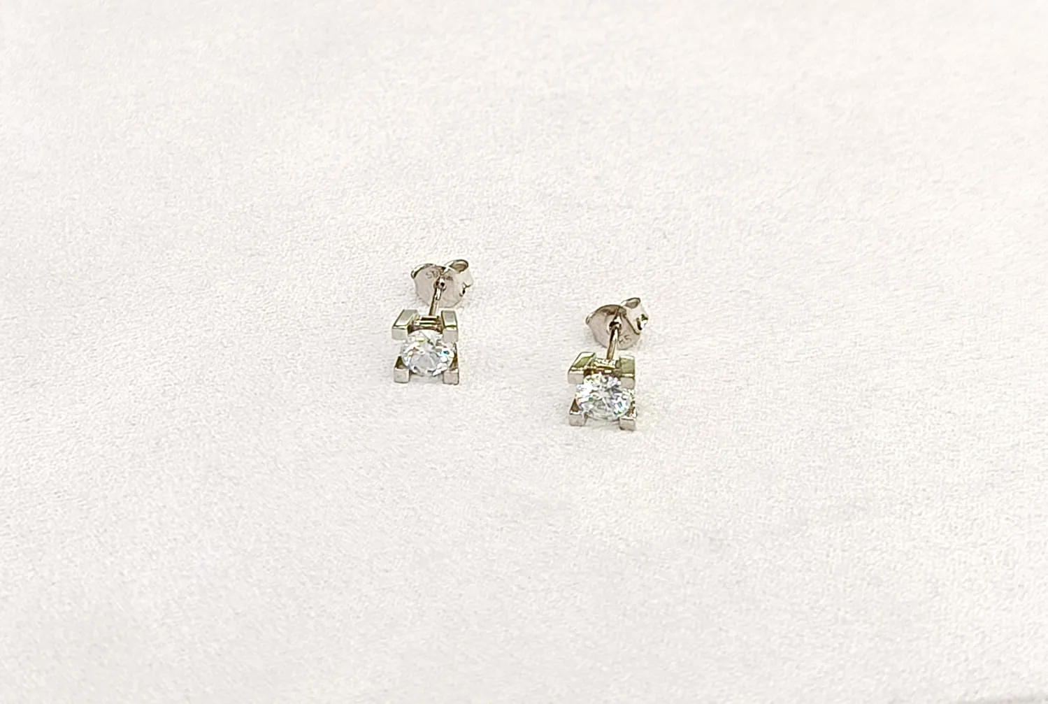 Favori Marka Tek Taş Model Küpe