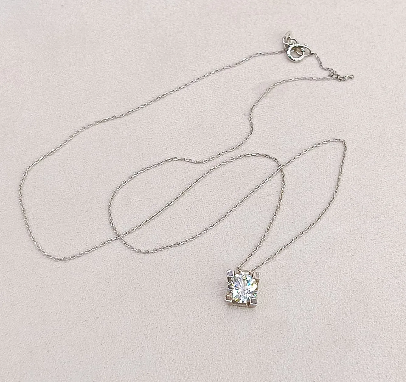 Favori Marka Tek Taş Model Kolye