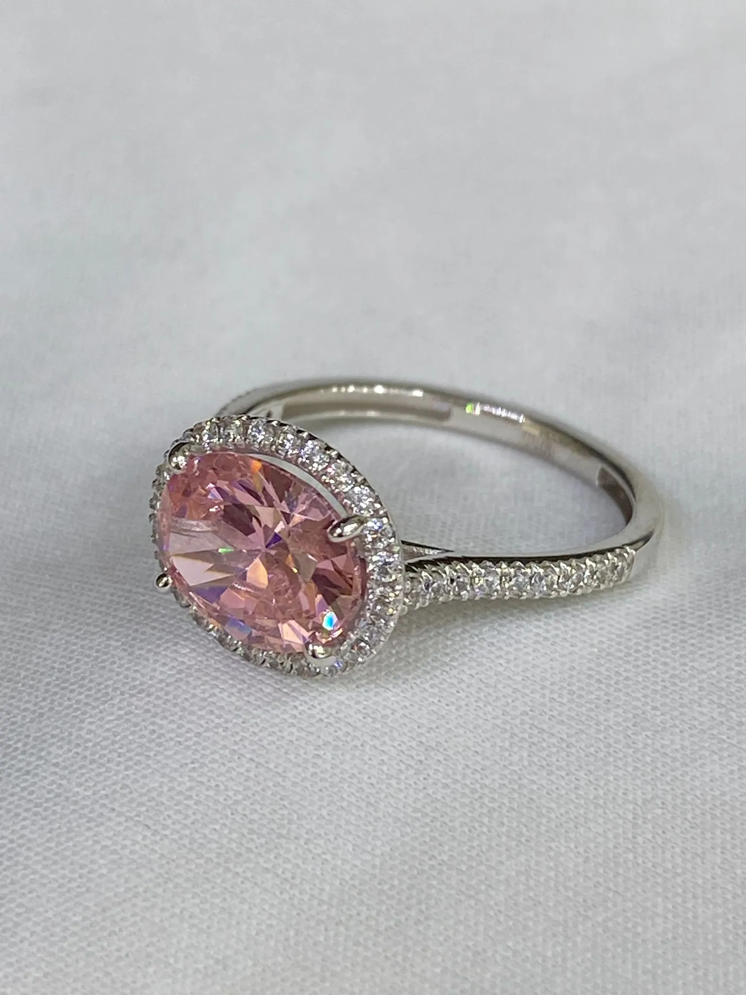 Favori Marka Pembe Oval Taşlı Yüzük