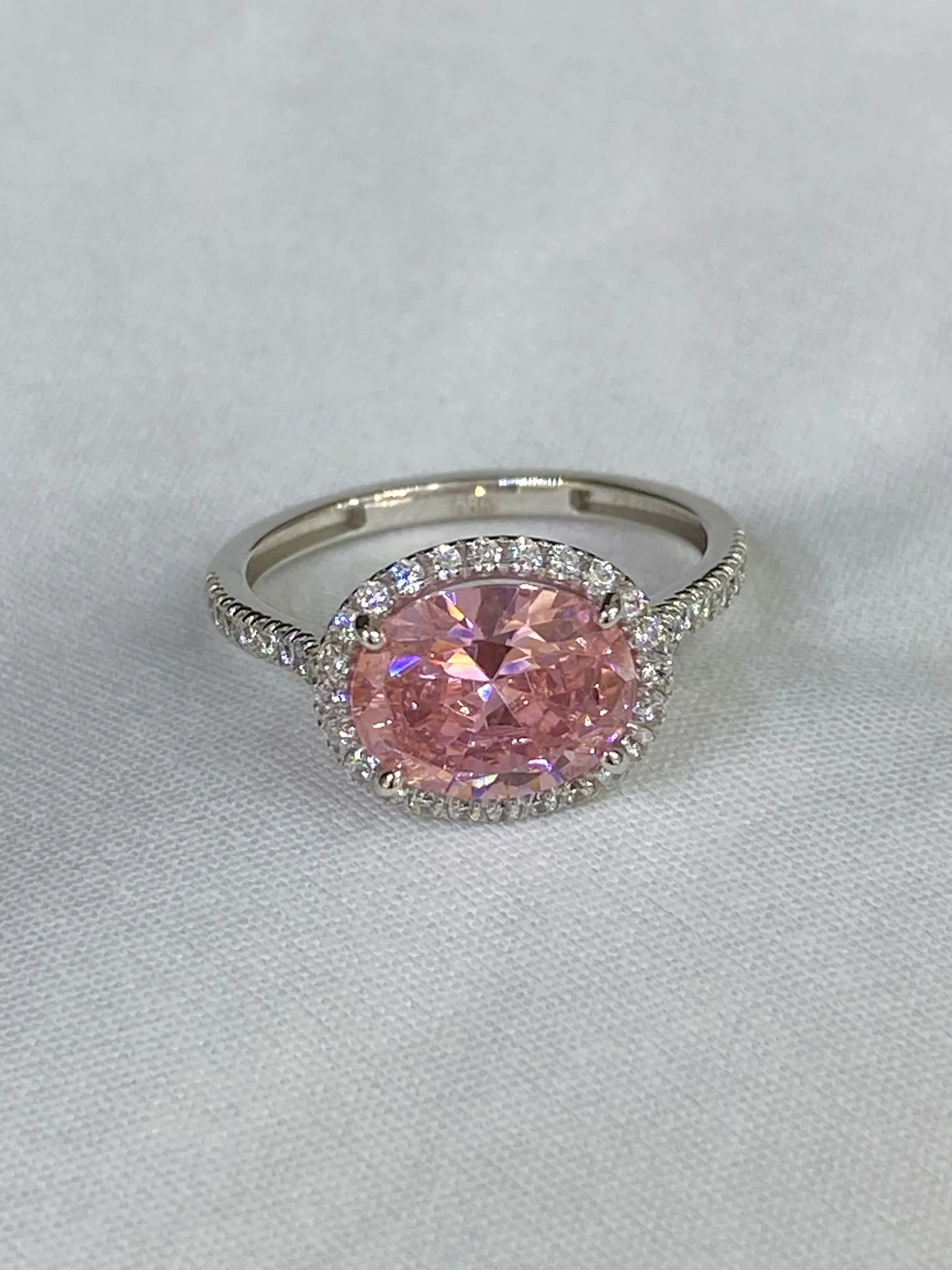 Favori Marka Pembe Oval Taşlı Yüzük