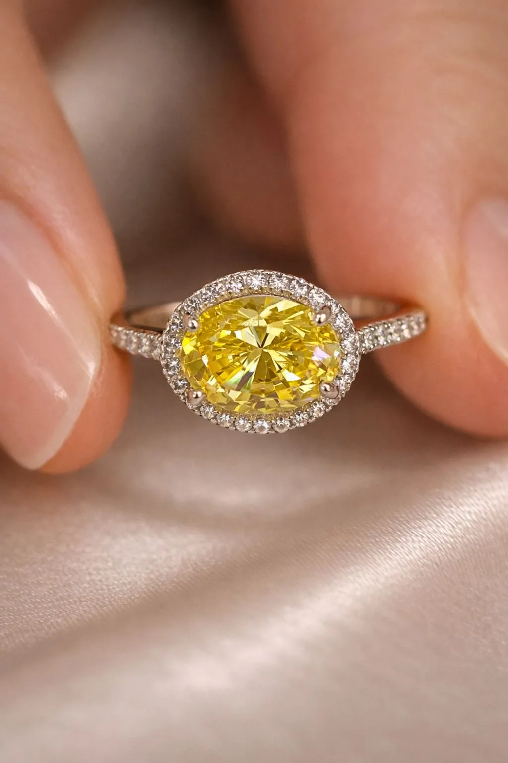 Favori Marka Sarı Oval Taşlı Model Yüzük