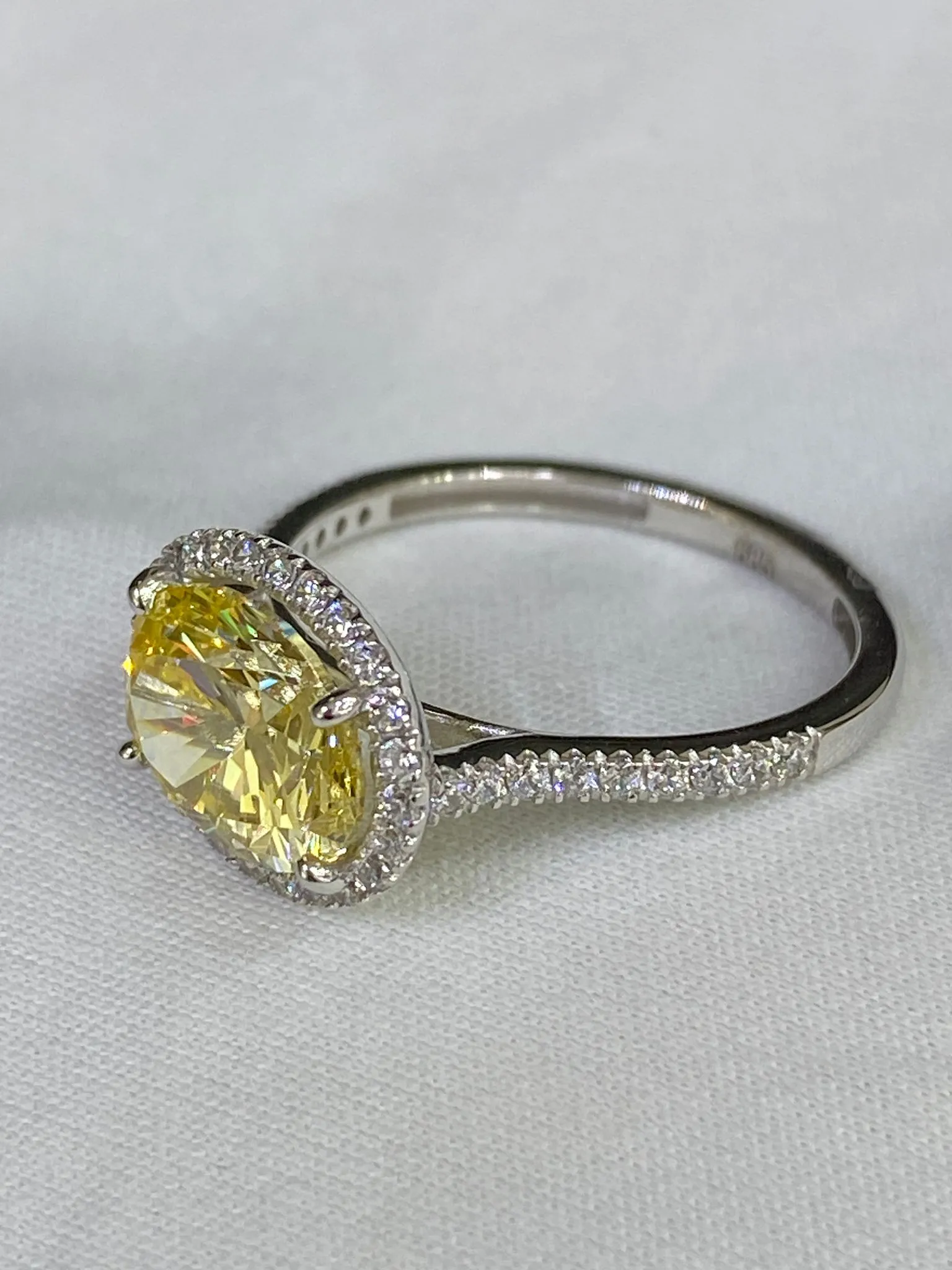 Favori Marka Sarı Oval Taşlı Model Yüzük