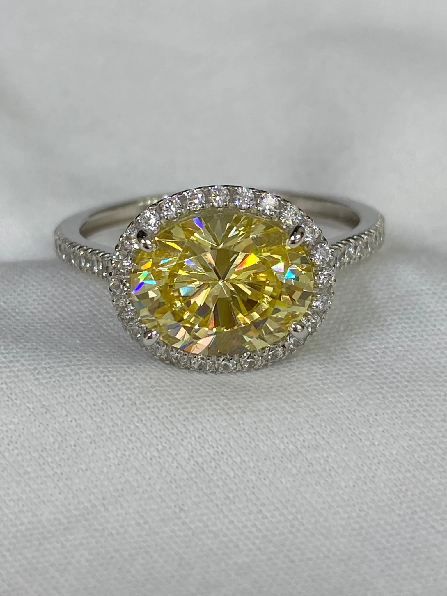 Favori Marka Sarı Oval Taşlı Model Yüzük