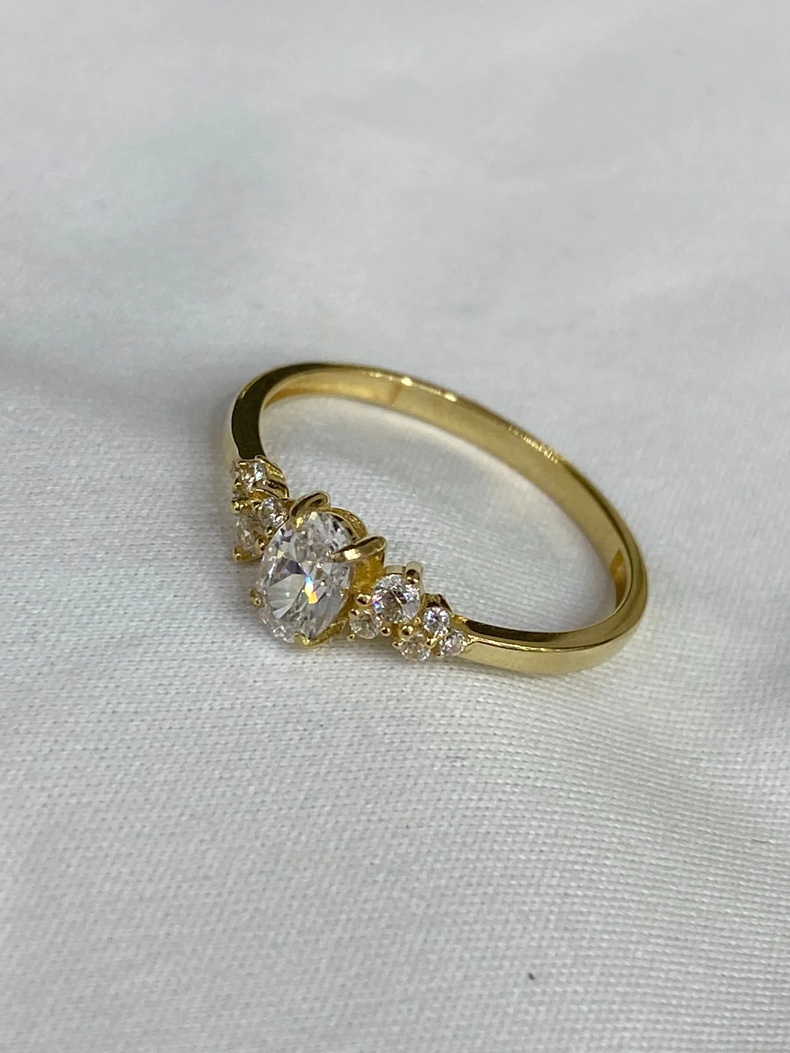 Favori Marka Oval Taşlı Model Yüzük