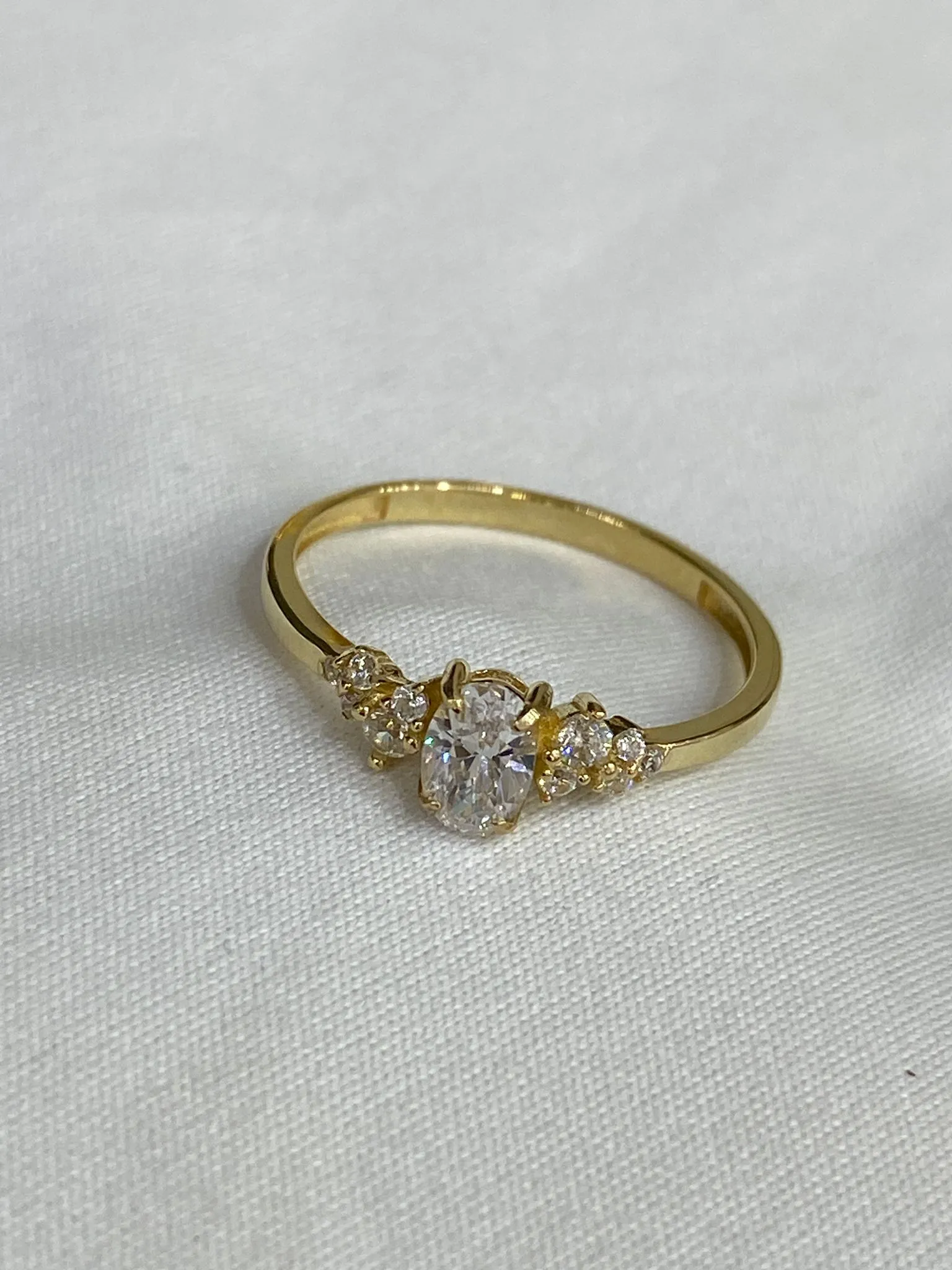 Favori Marka Oval Taşlı Model Yüzük