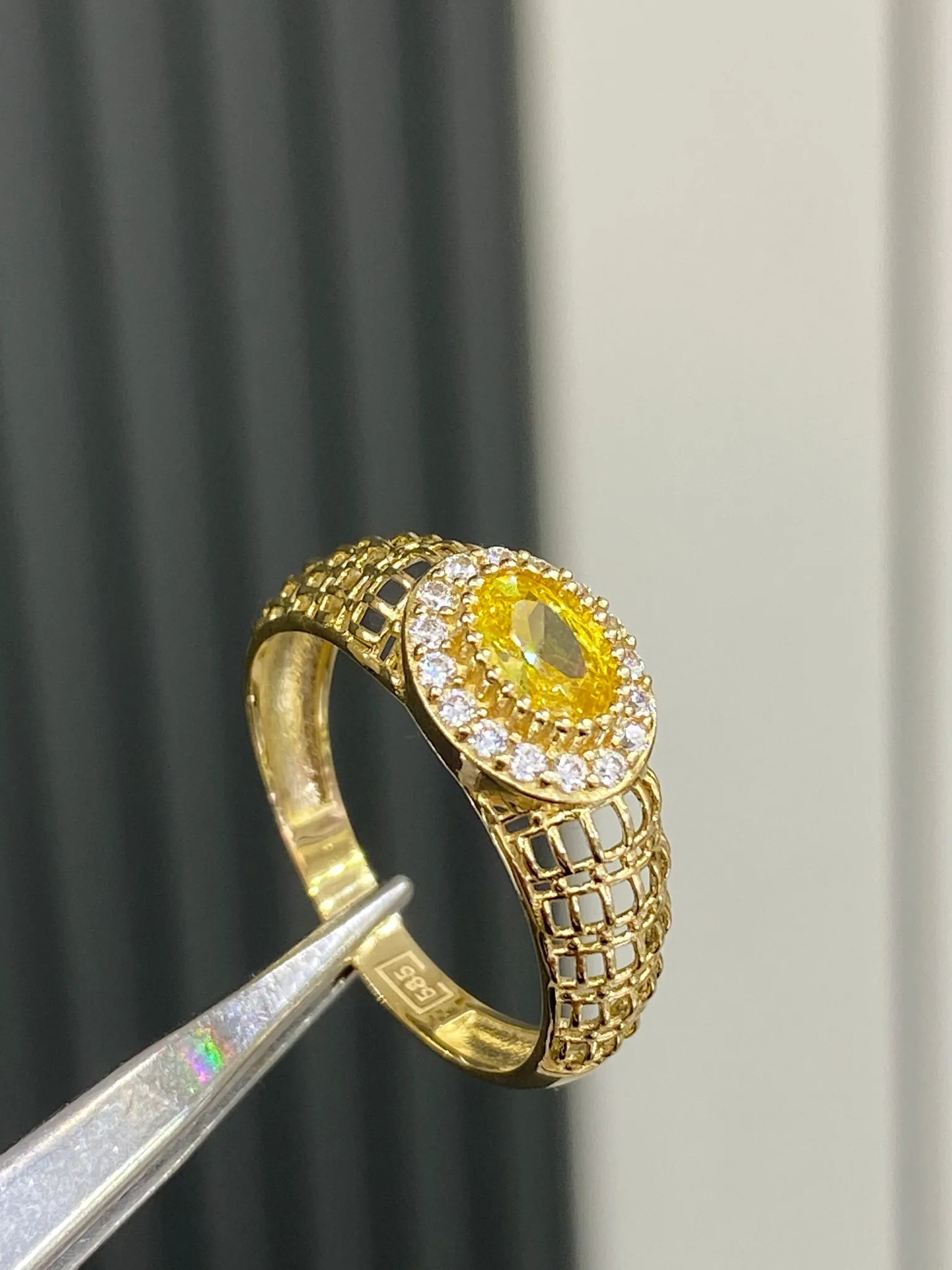 Favori Marka Sarı Taşlı İtalyan Model Yüzük