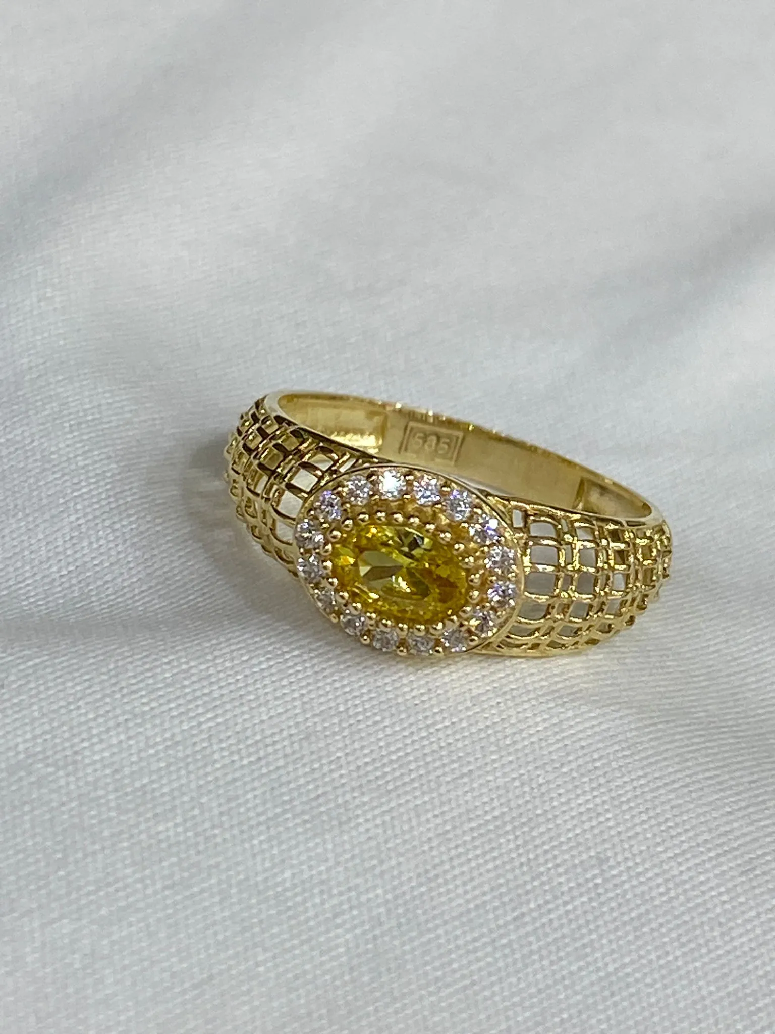 Favori Marka Sarı Taşlı İtalyan Model Yüzük