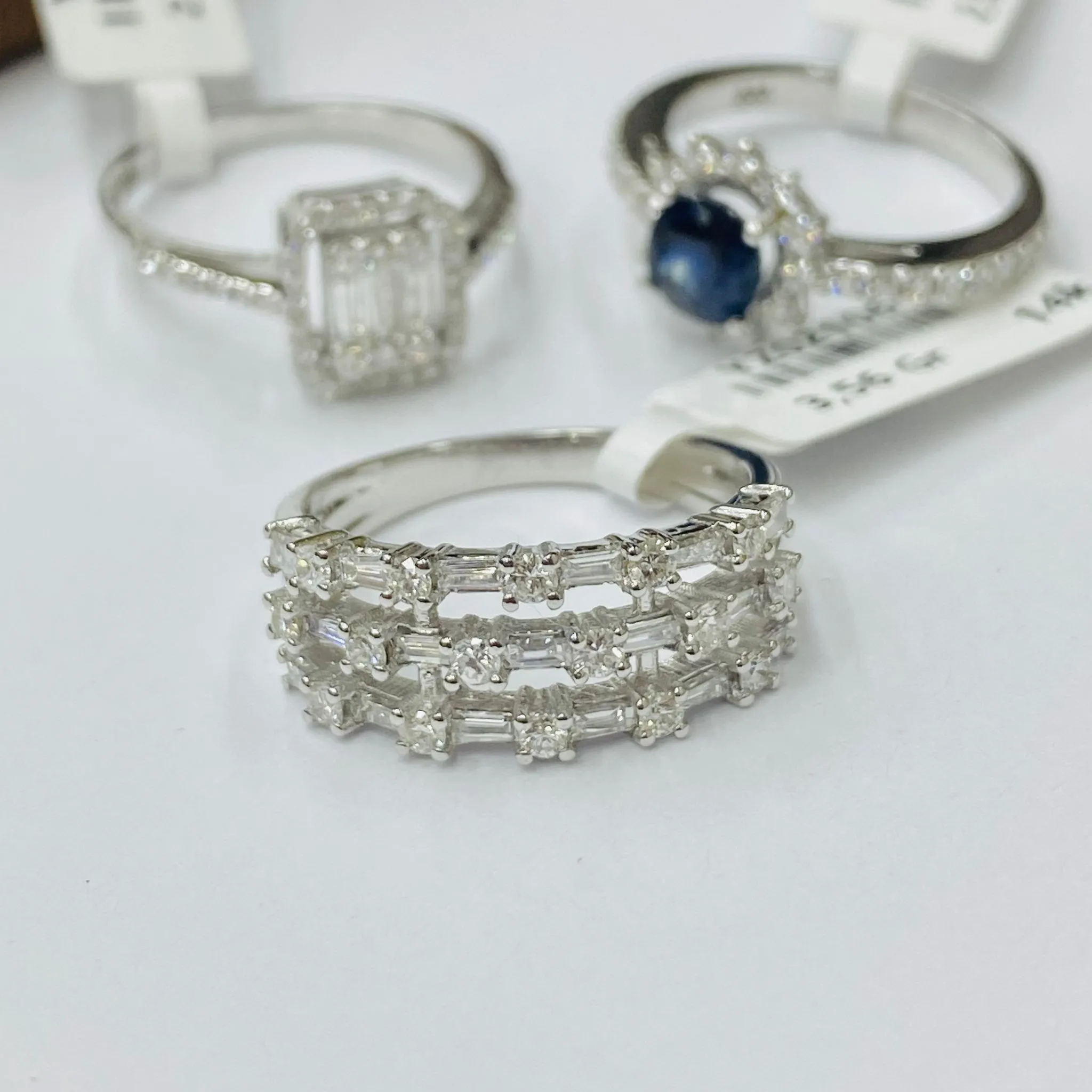 Favori Marka Üç Sıra Pırlanta Taşlı Yüzük