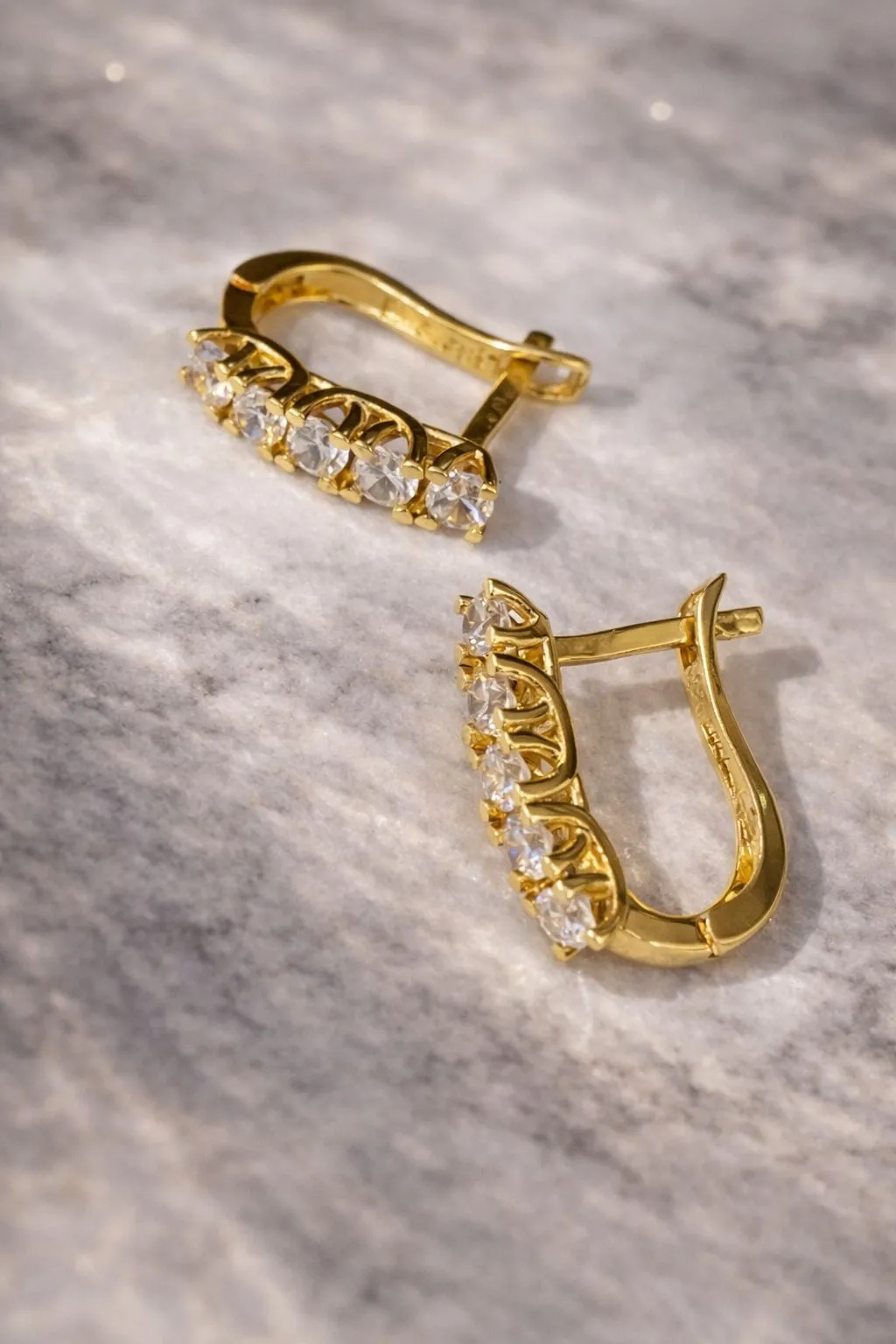 Favori Marka Taşlı Model Küpe