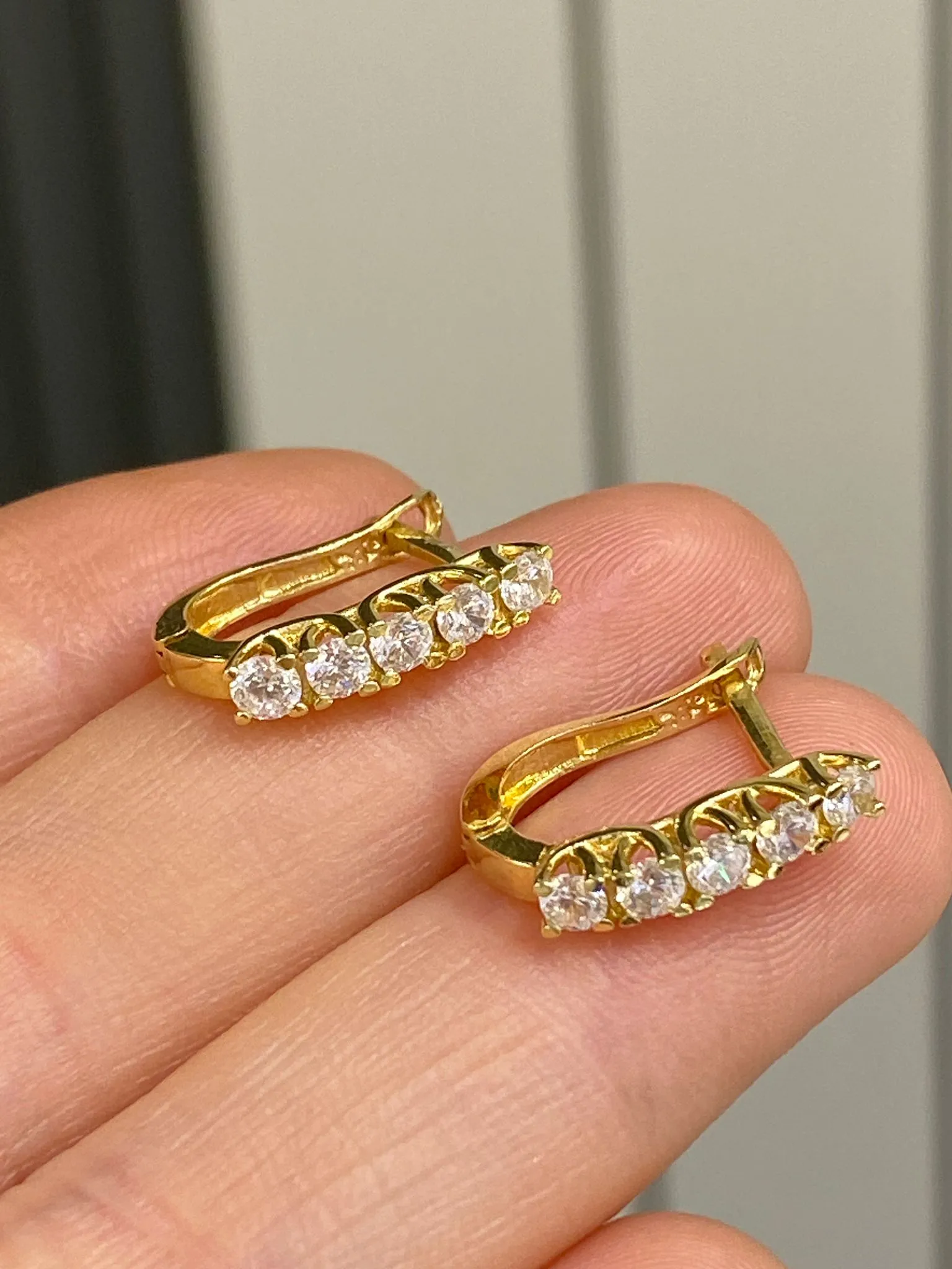 Favori Marka Taşlı Model Küpe