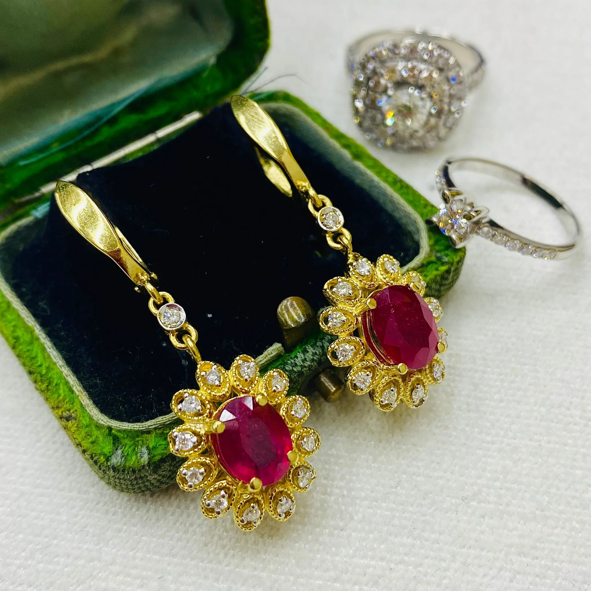 Oval Yakut Ve Pırlanta Taşlı Sallantılı Küpe