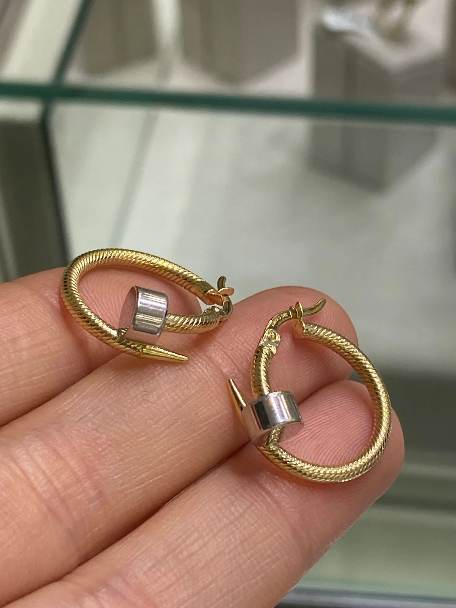 Favori Marka Çivi Model Küpe