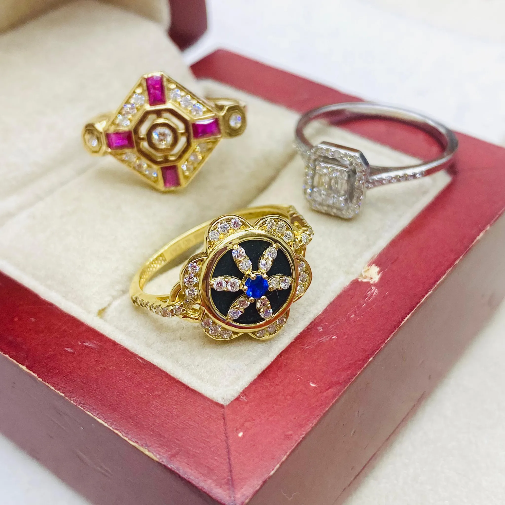 Assos Marka Pırlanta Ve Safir Taşlı Güneş Yüzük