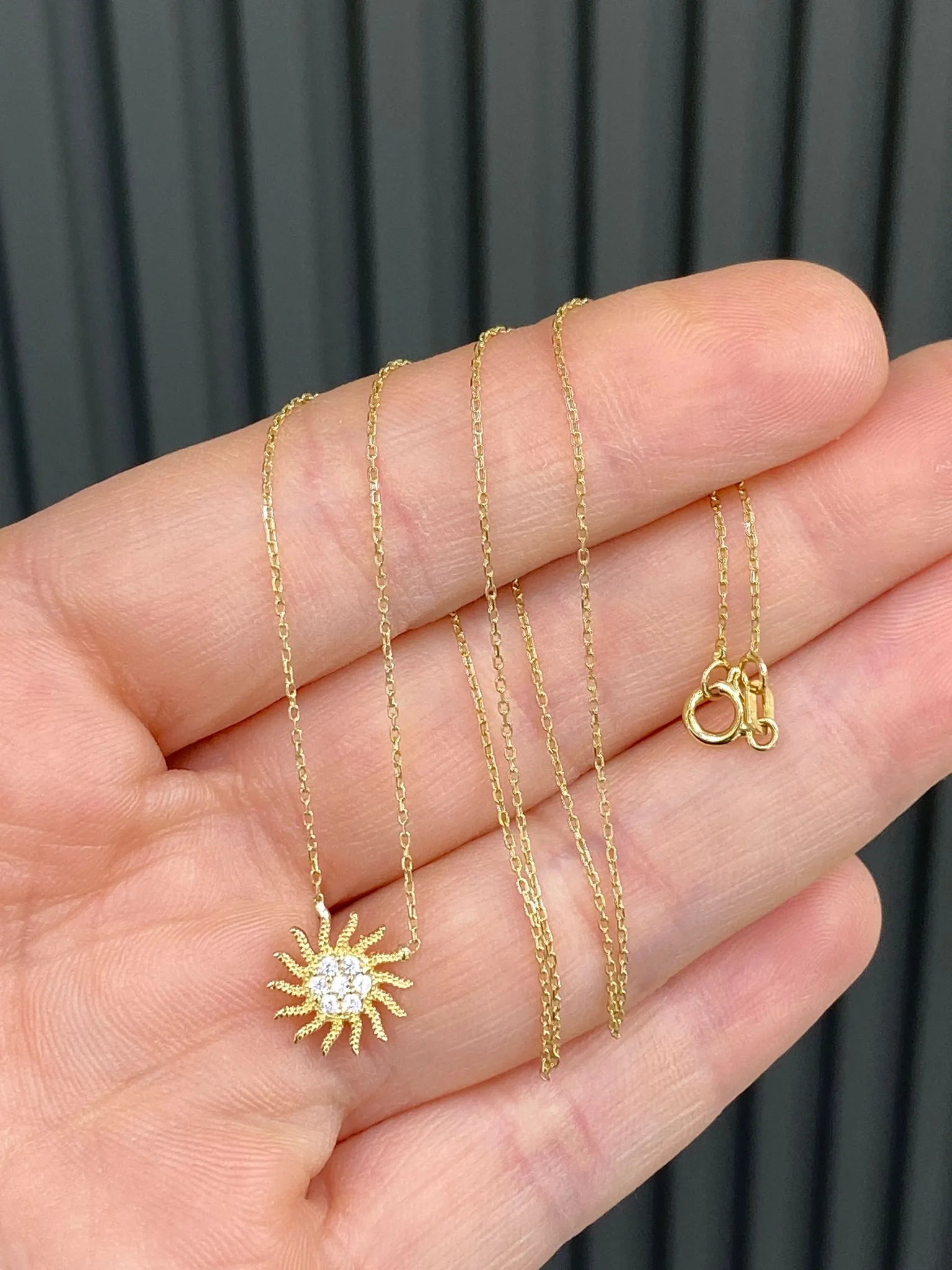 Favori Marka Güneş Model Kolye