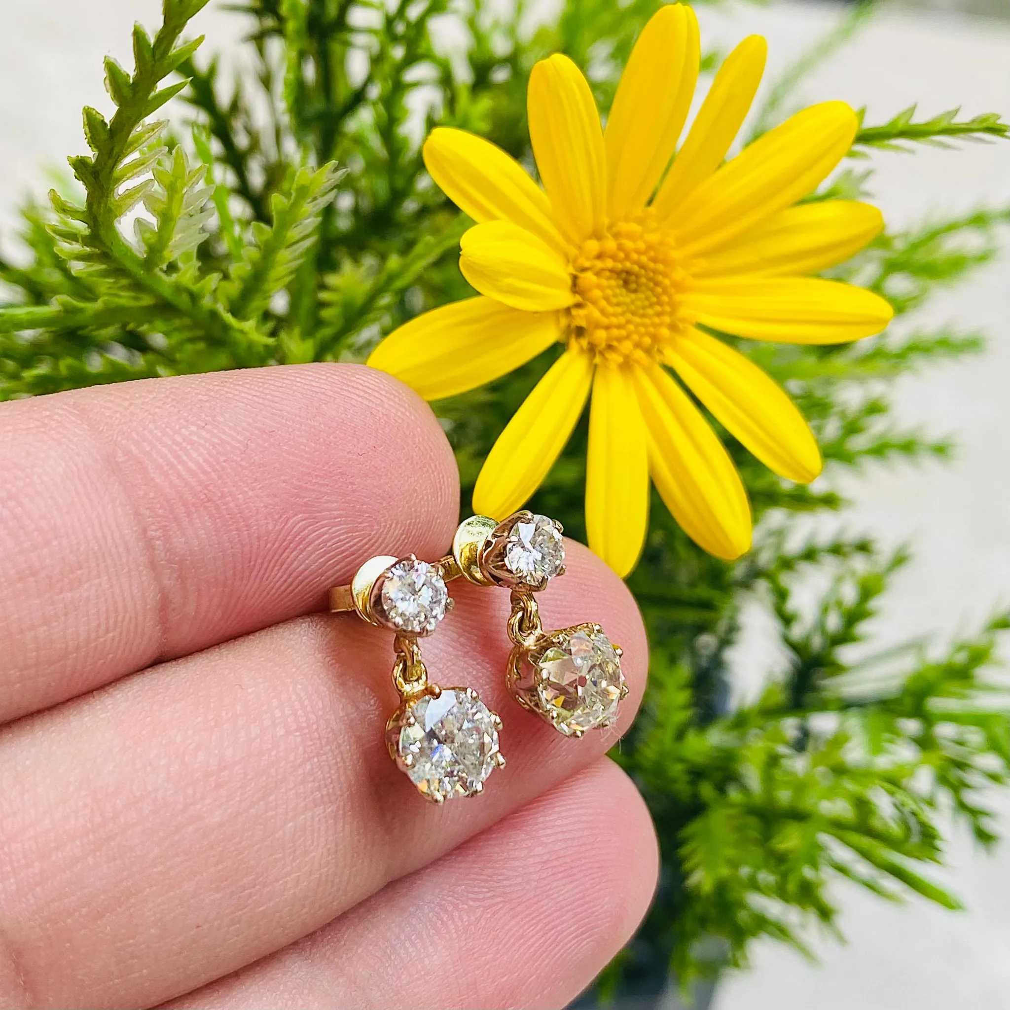 Pırlanta Taşlı Çivili Sallantılı Küpe