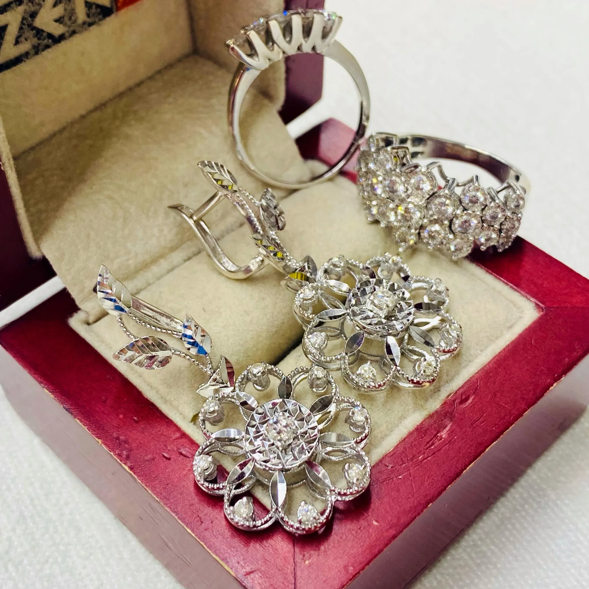 Pırlanta Taşlı Kalemli Sallantılı Büyük Gül Küpe