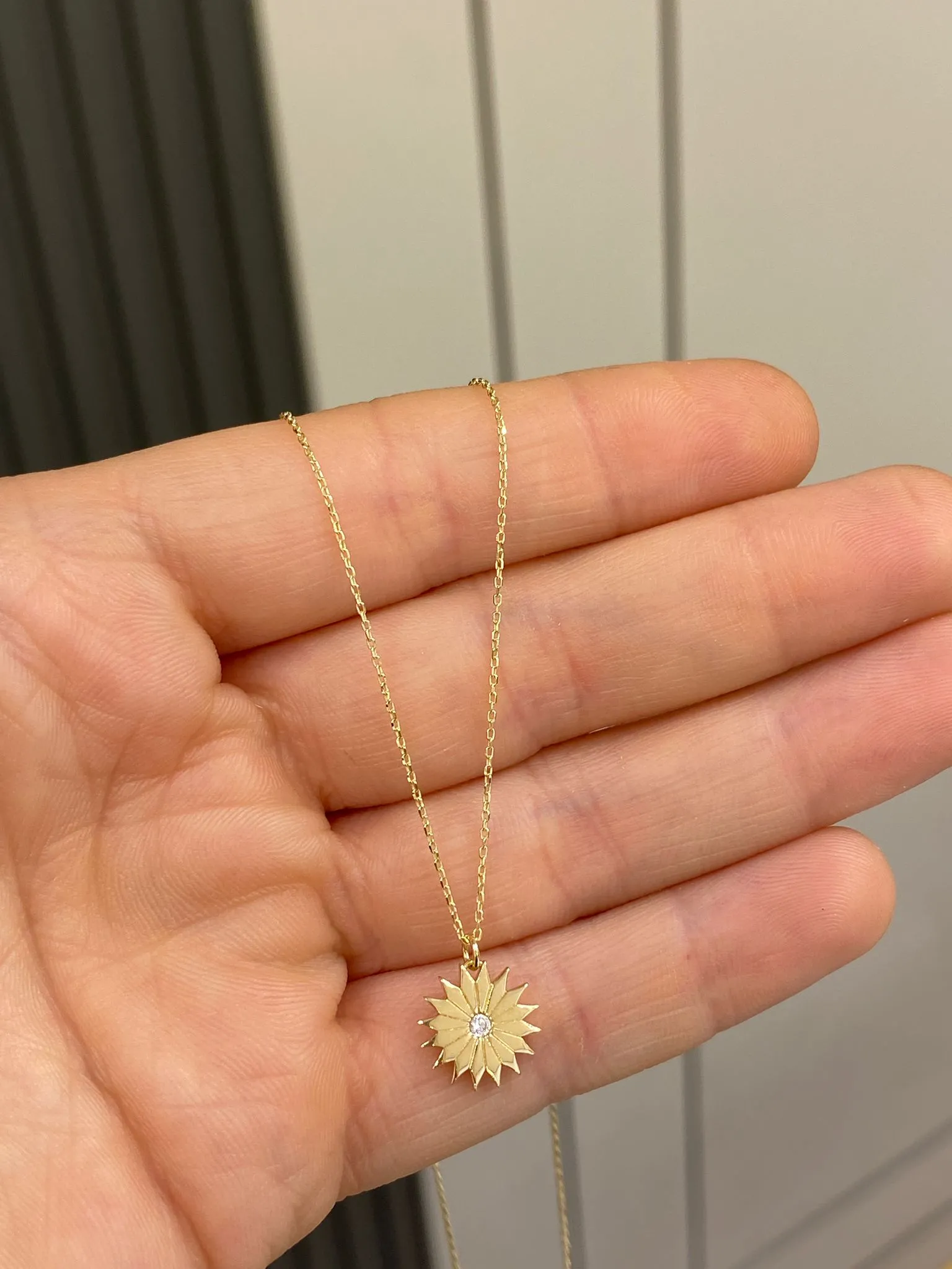 Favori Marka Güneş Model Kolye