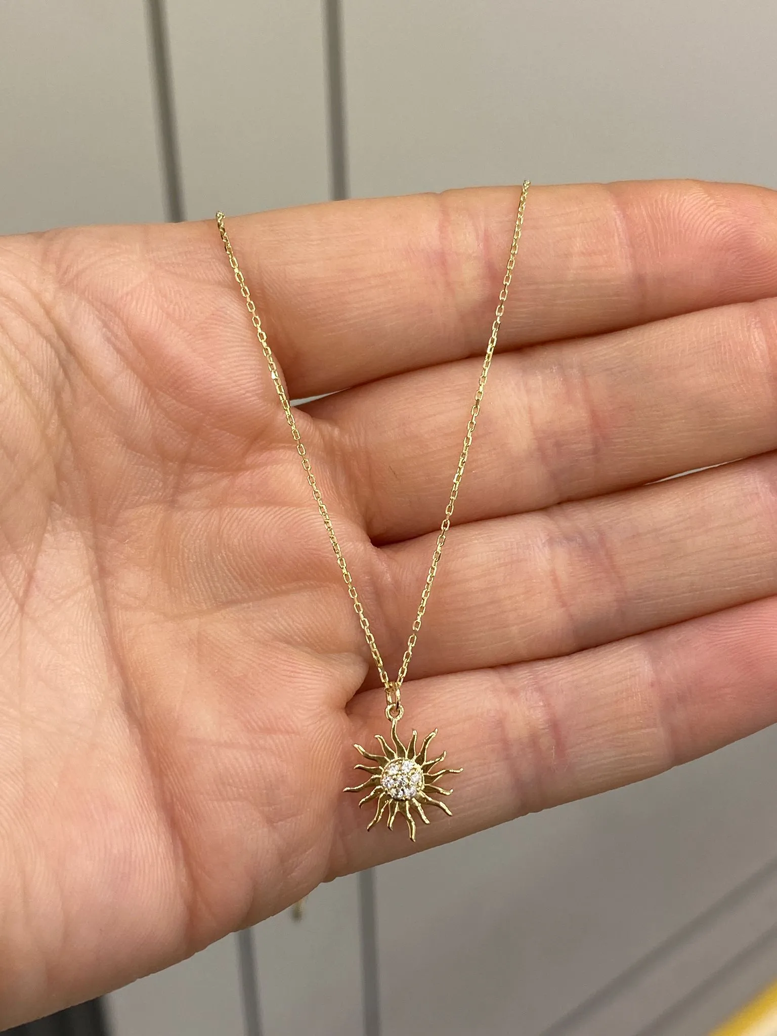 Favori Marka Güneş Model Kolye