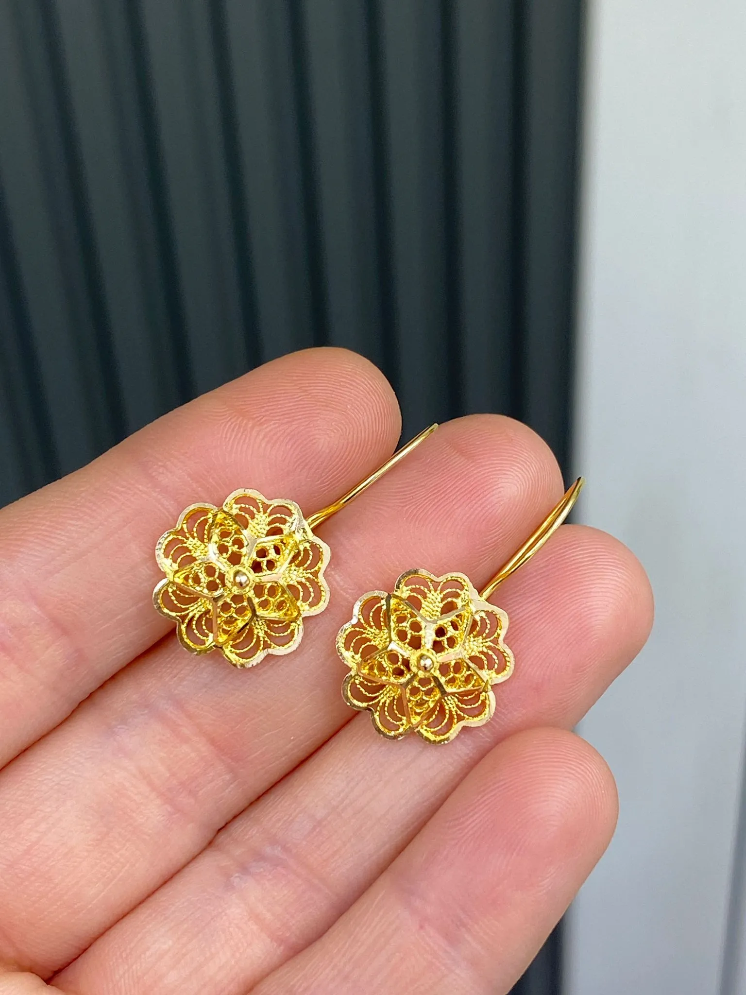 Favori Marka Gül Model Küpe