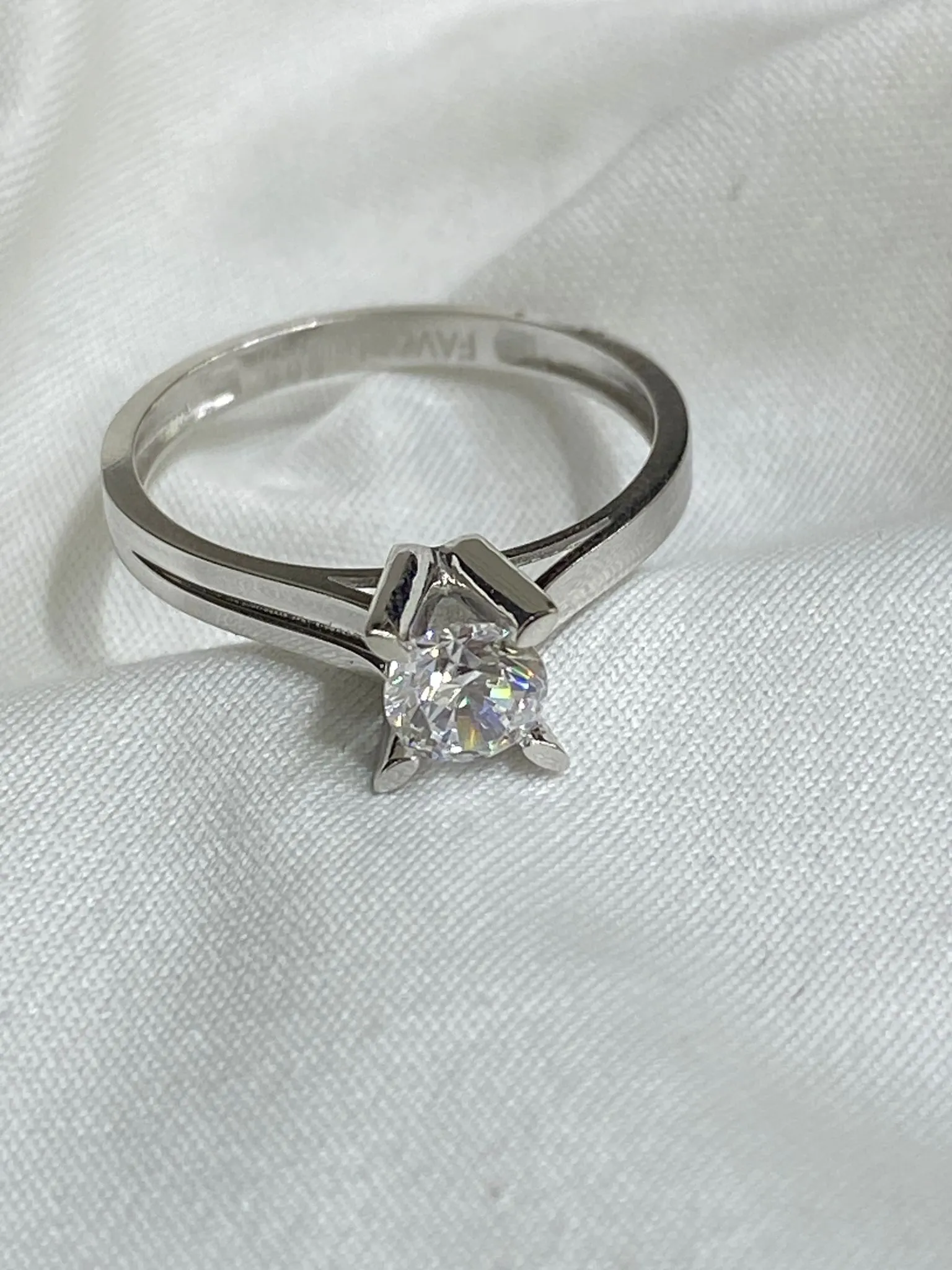 Favori Marka Tek Taş Yüzük