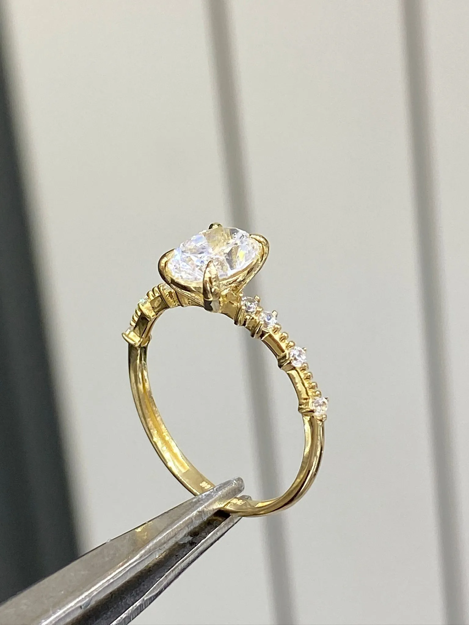 Favori Marka Oval Taşlı Model Yüzük