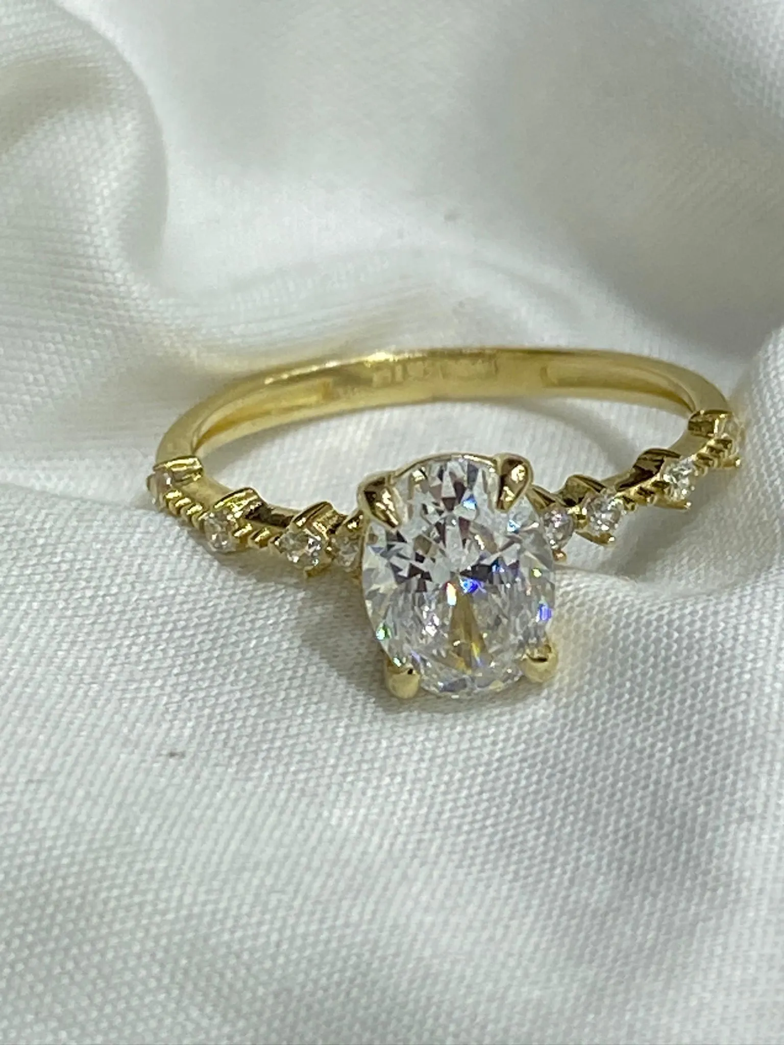 Favori Marka Oval Taşlı Model Yüzük