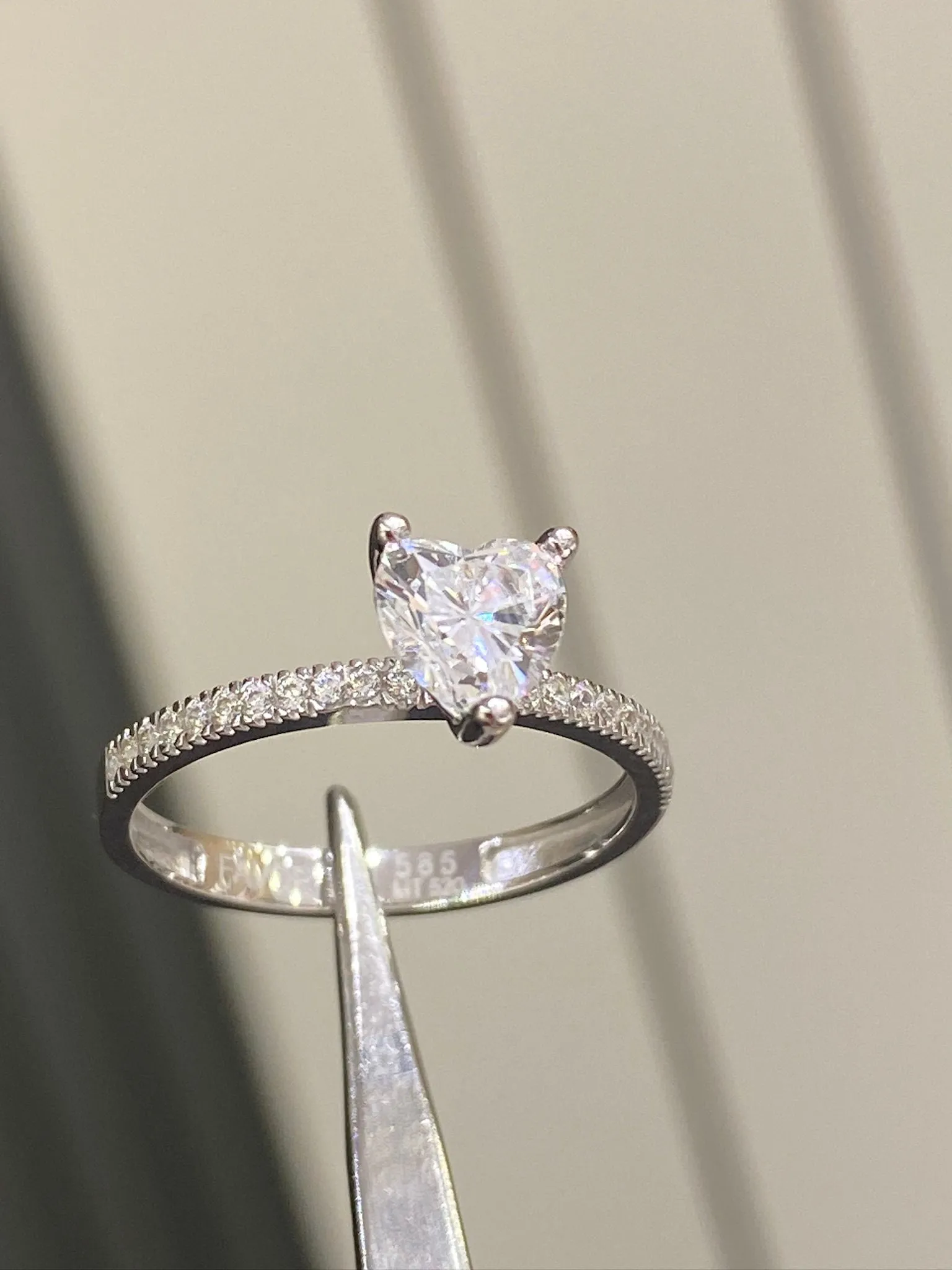 Favori Marka Kalpli Tektaş Model Yüzük